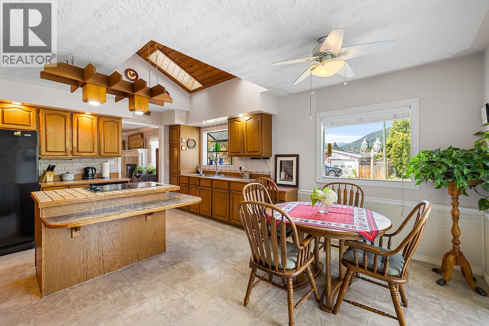 Photo 6 of 2103 Ash Street, Creston BC