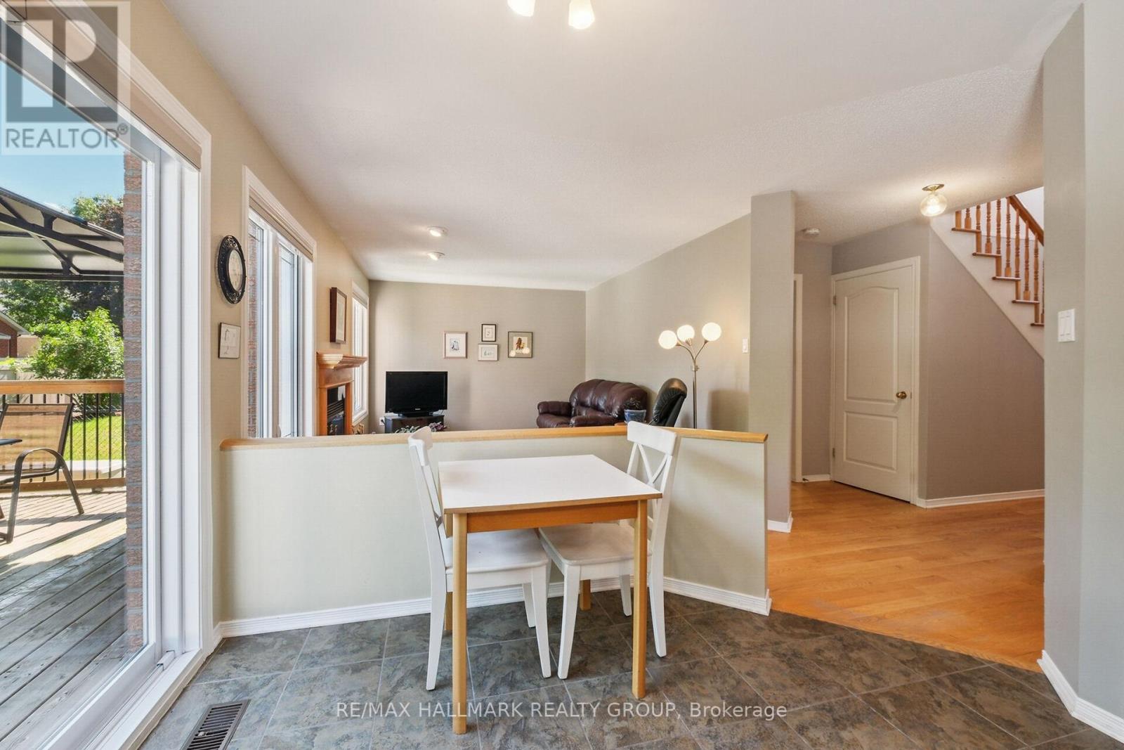 Photo 11 of 3034 Courtyard Crescent, Ottawa ON