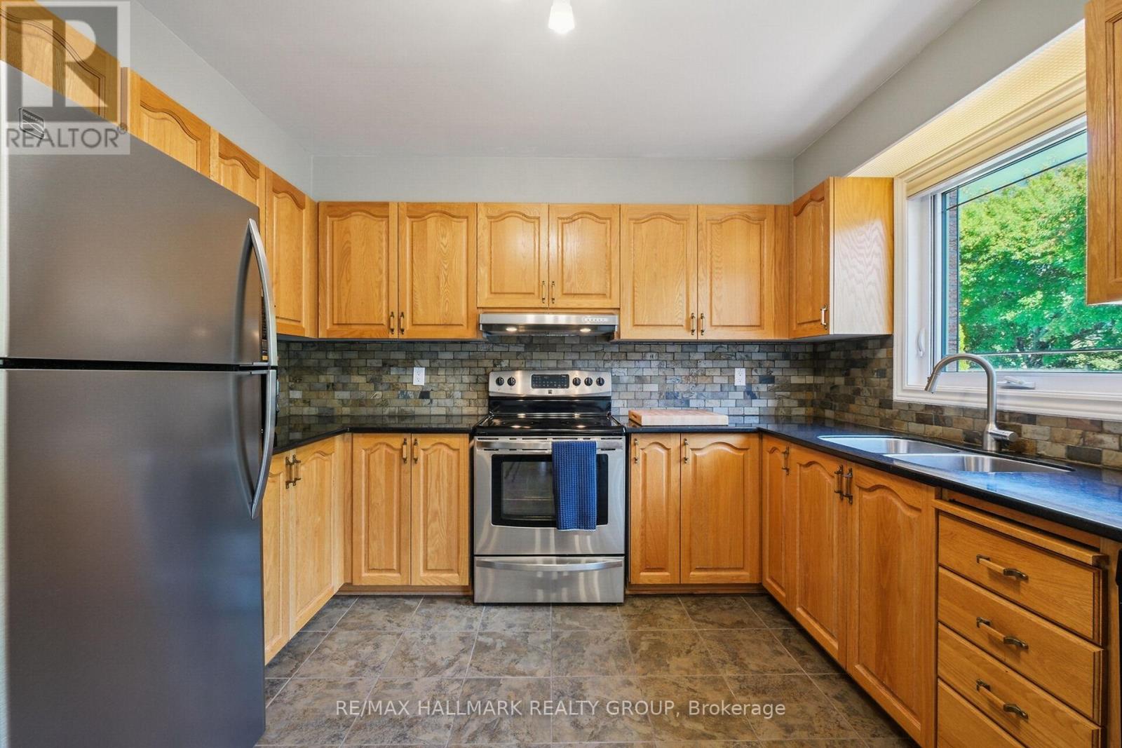 Photo 12 of 3034 Courtyard Crescent, Ottawa ON