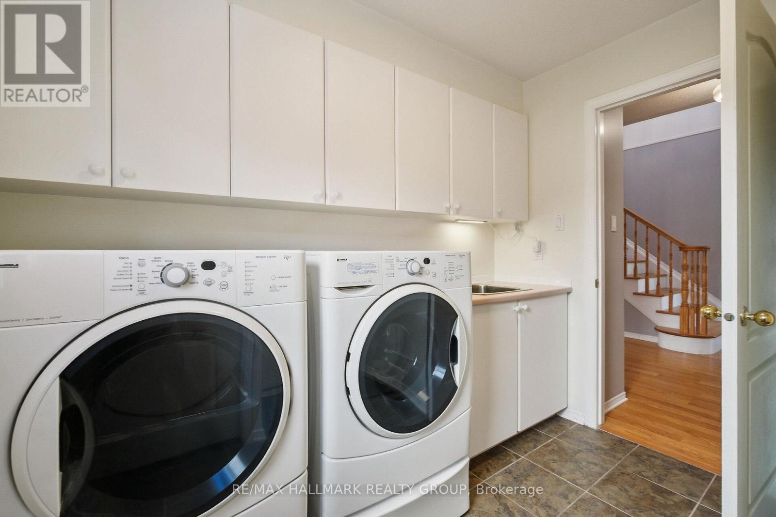 Photo 15 of 3034 Courtyard Crescent, Ottawa ON