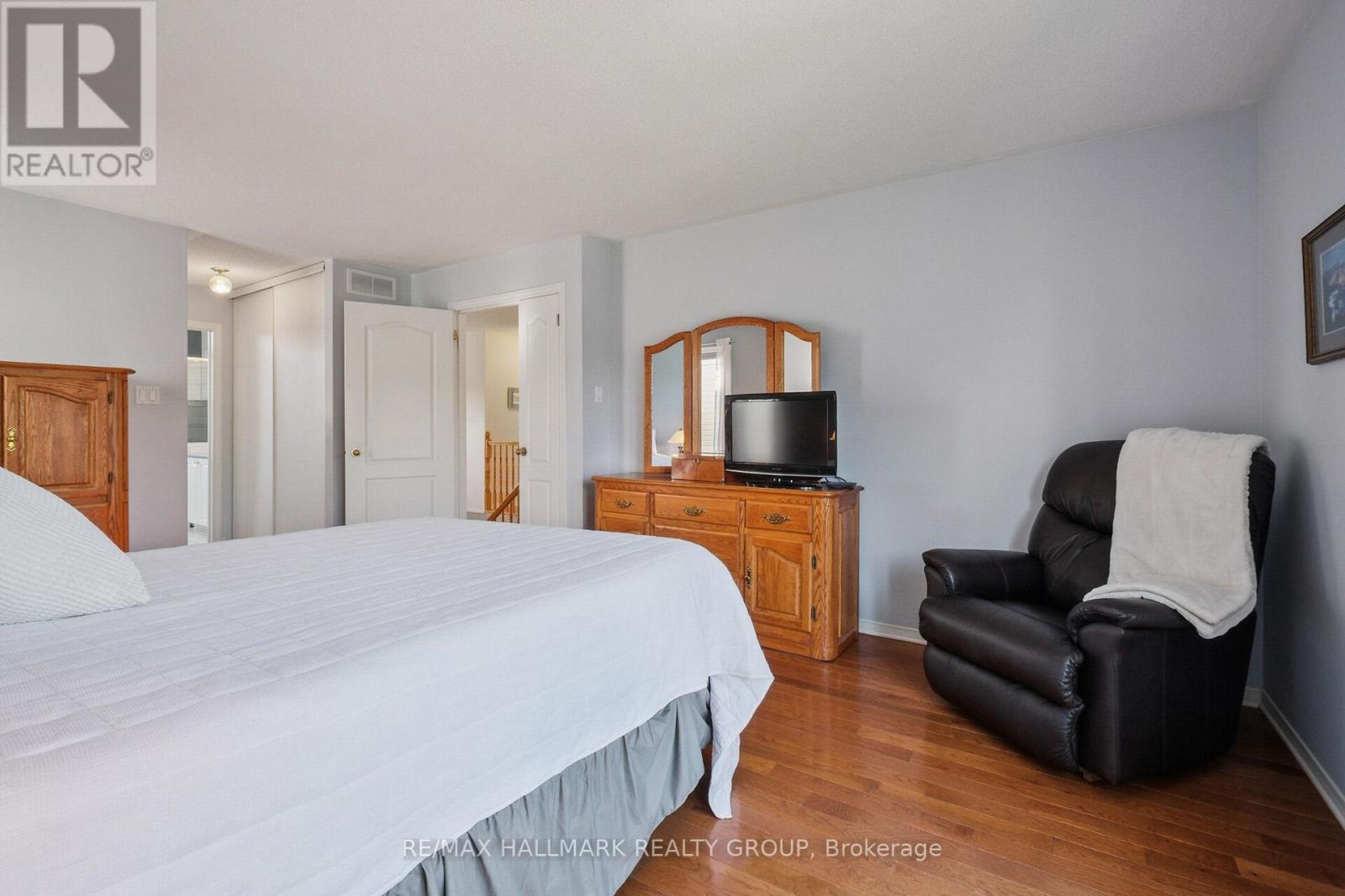 Photo 18 of 3034 Courtyard Crescent, Ottawa ON
