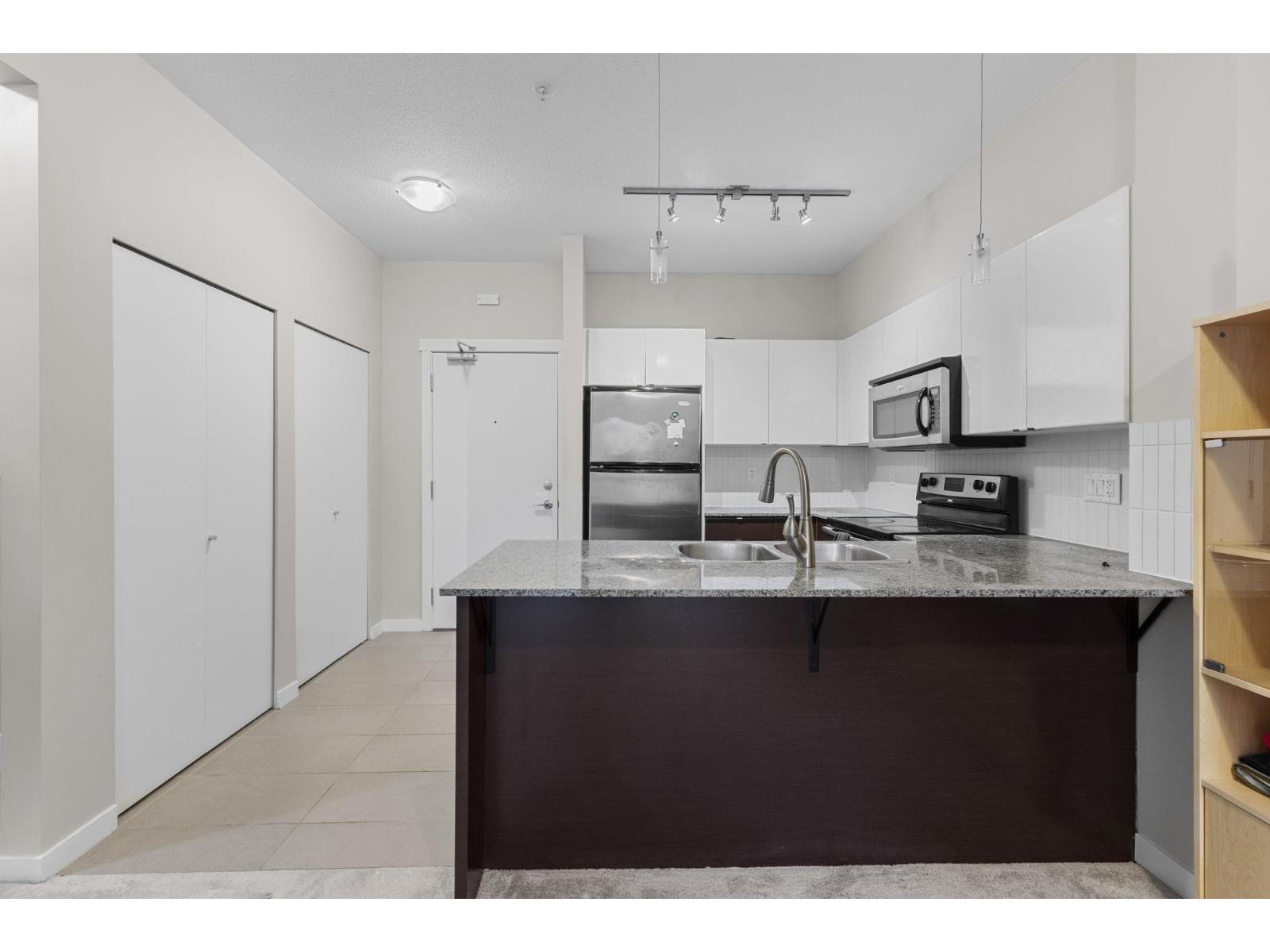 Photo 8 of 425 13733 107 A Avenue, Surrey BC