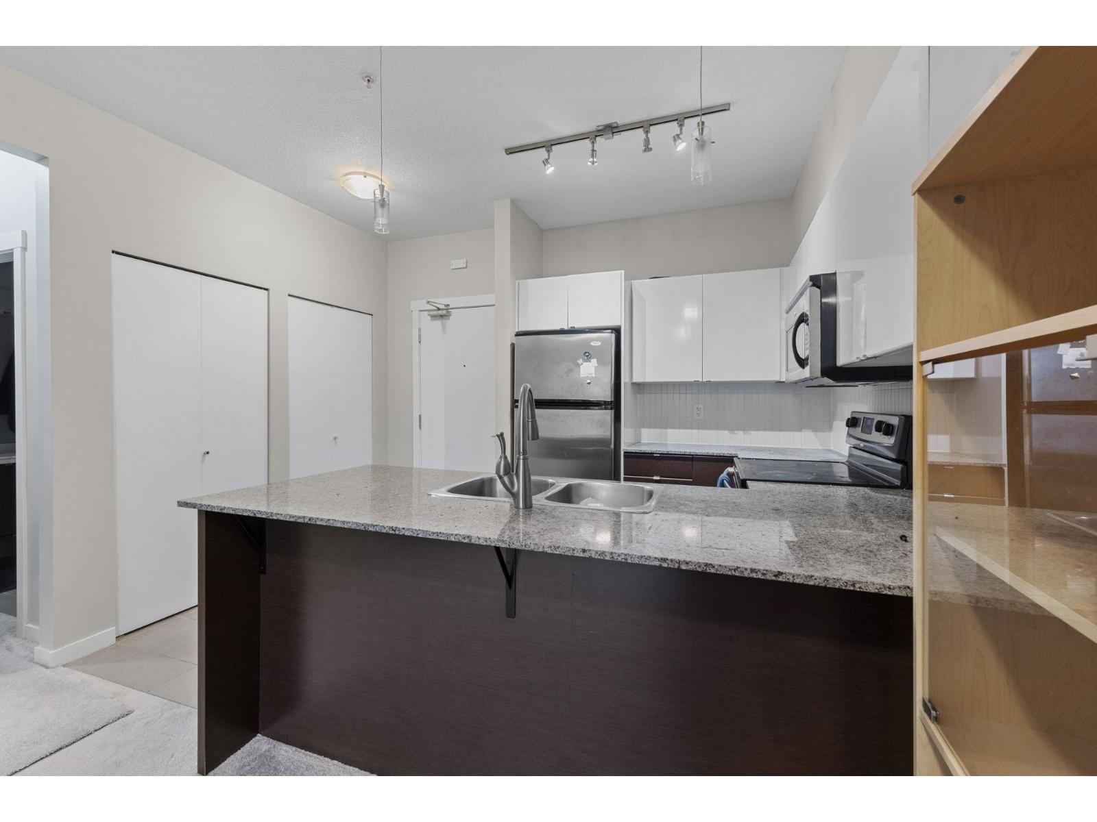 Photo 9 of 425 13733 107 A Avenue, Surrey BC
