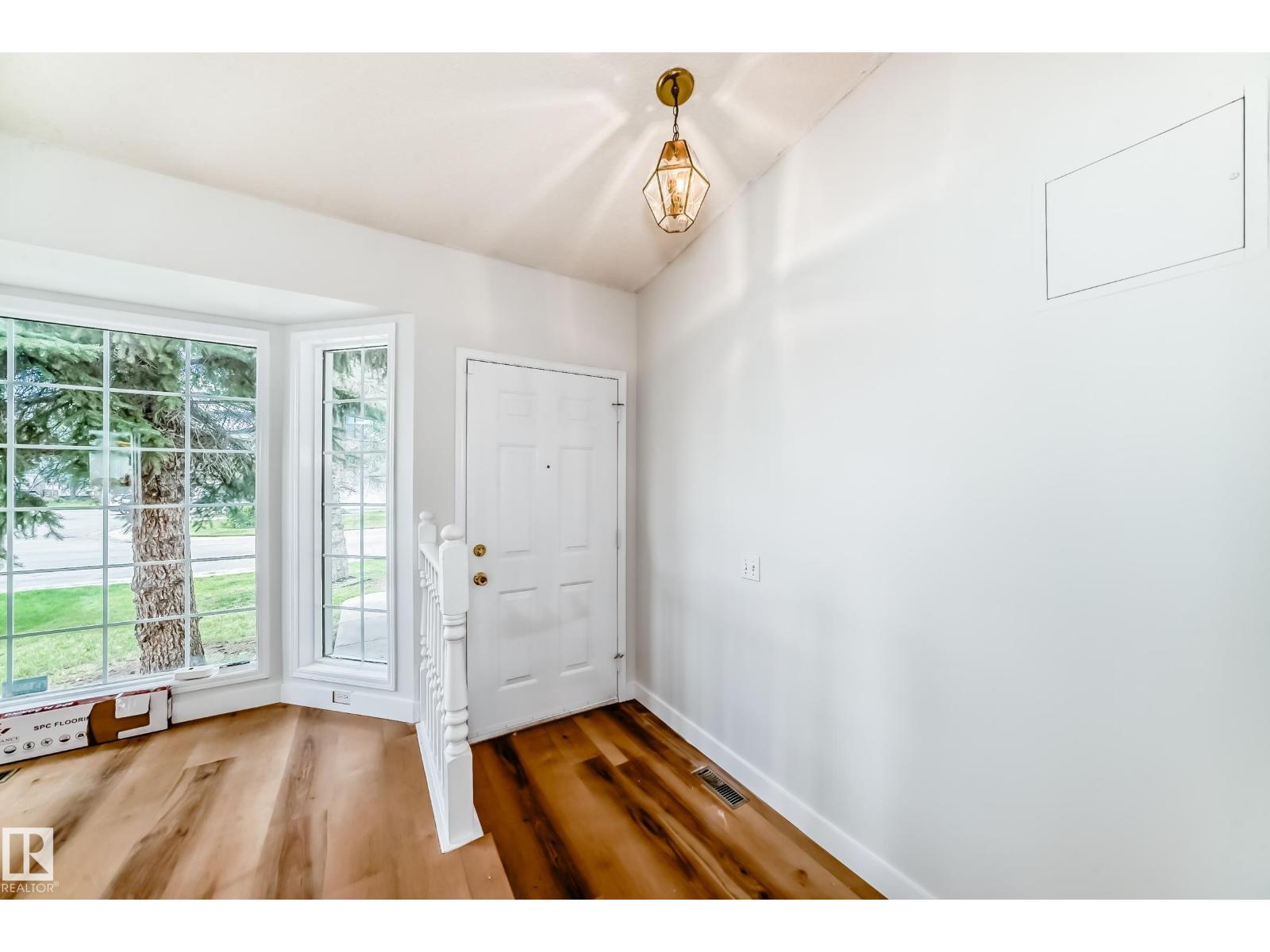 Photo 2 of 1141 60 St Nw, Edmonton AB