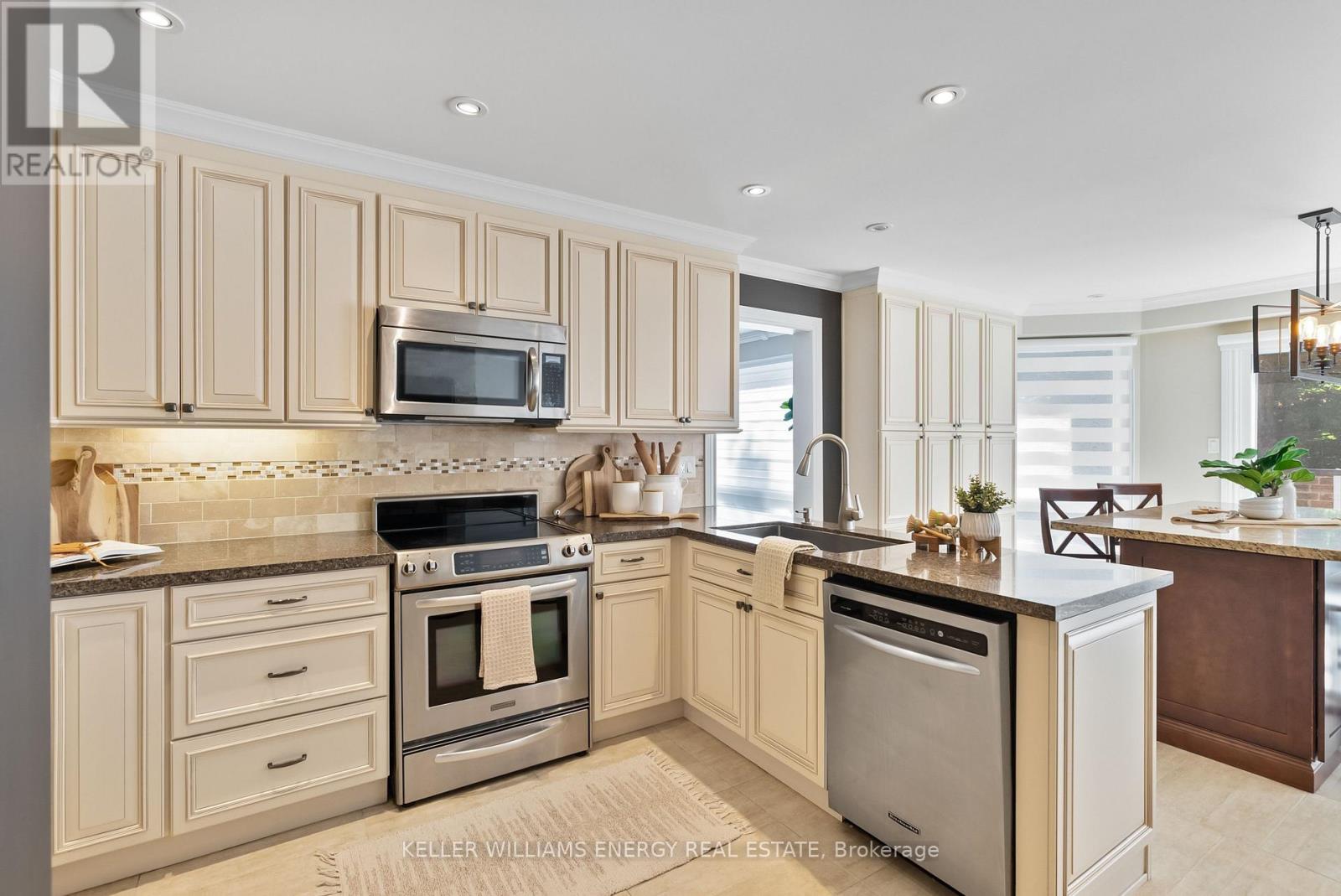 Photo 7 of 807 Regal Crescent, Pickering ON