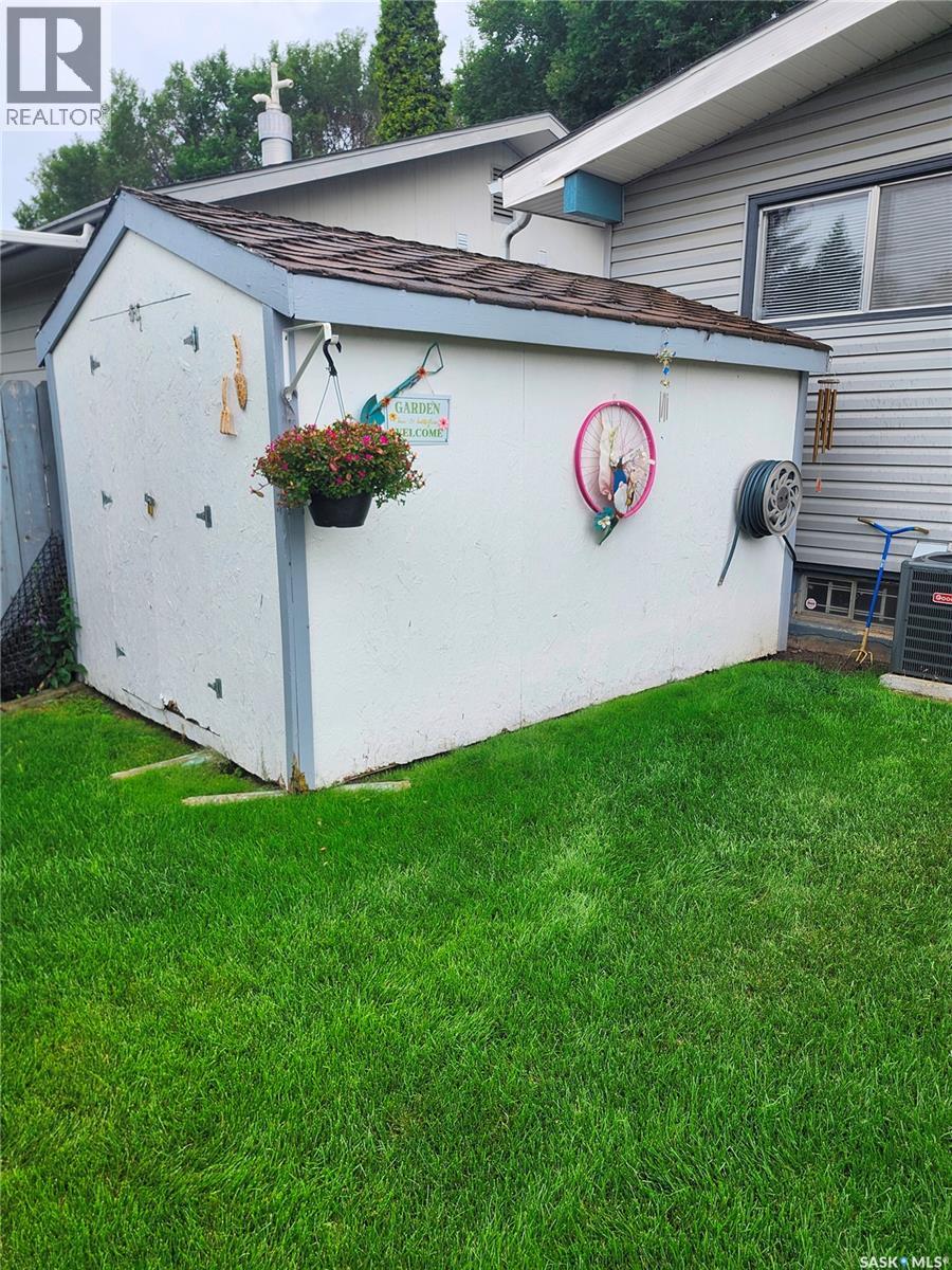Photo 4 of 230 Vancouver Avenue N, Saskatoon SK