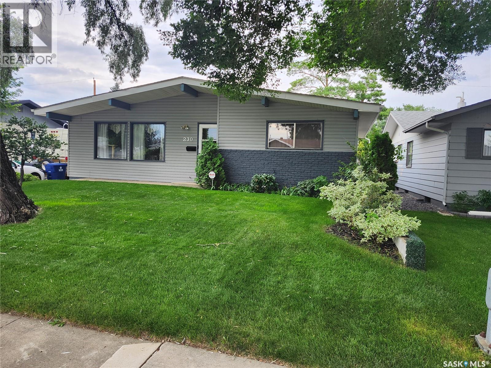 Photo 2 of 230 Vancouver Avenue N, Saskatoon SK
