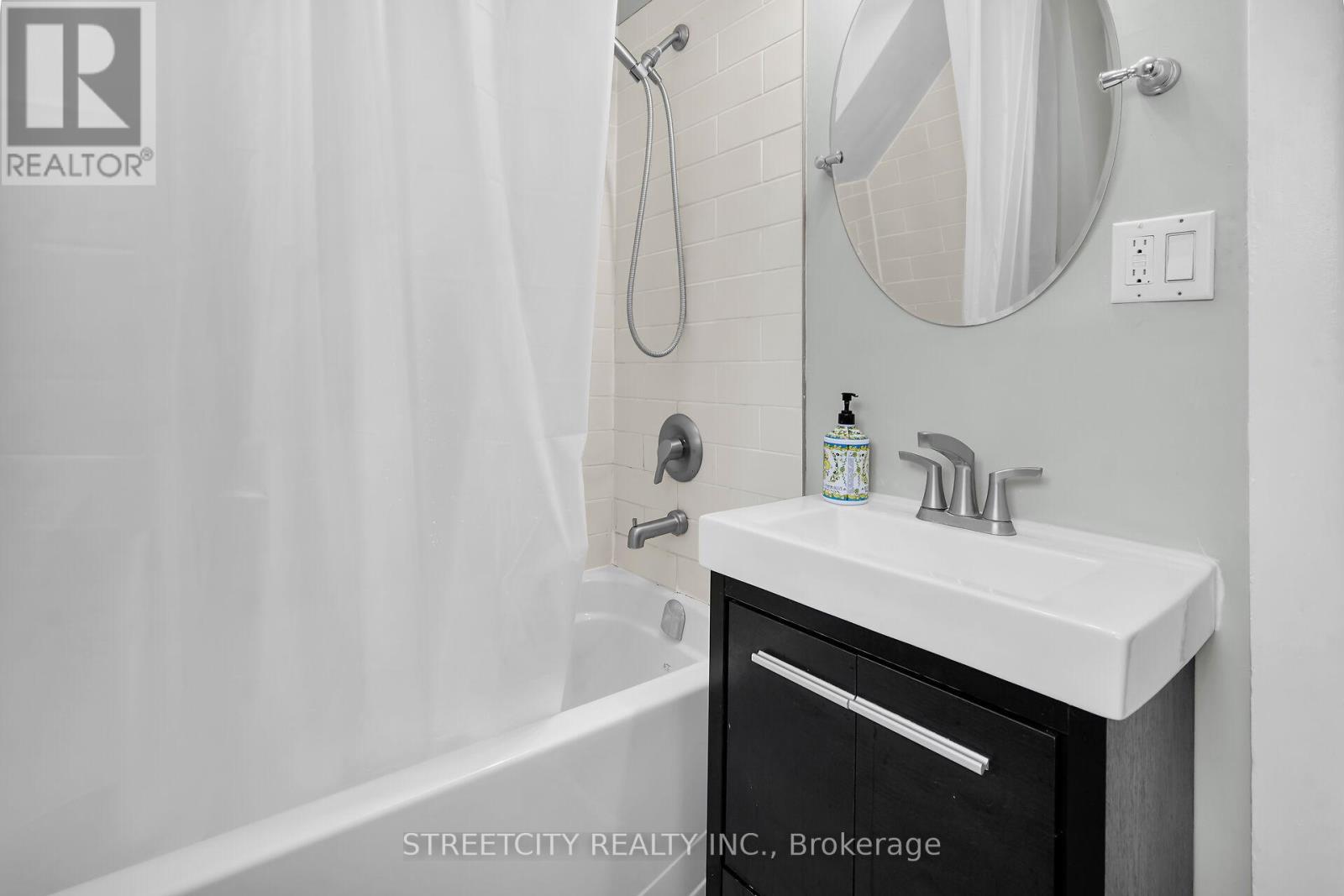 Photo 22 of 85 Springbank Drive, London South ON