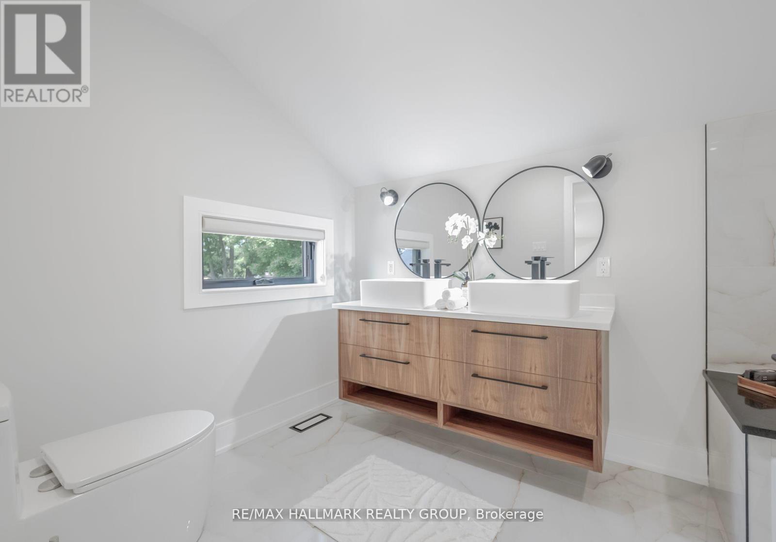 Photo 5 of 185 A Carleton Avenue, Ottawa ON