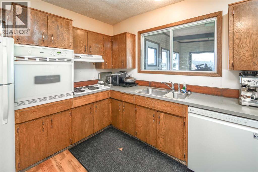Photo 2 of 262057 Poplar Hill Drive, Rural Rocky View County AB