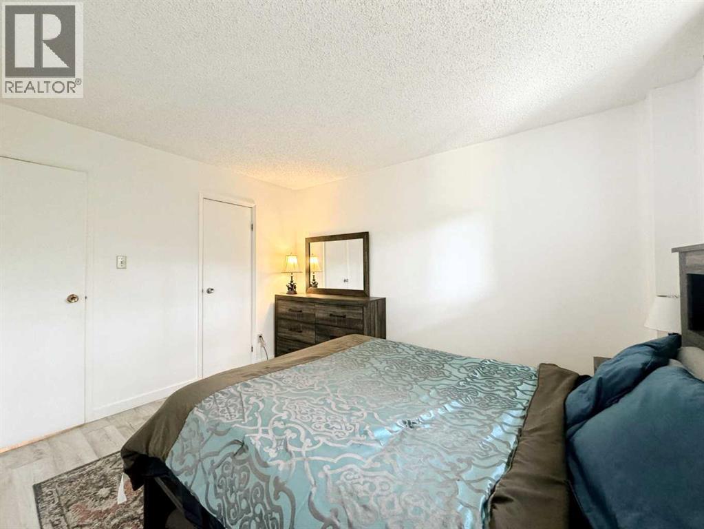 Single Family House for Sale in   Southampton Drive SW Southwood Calgary 