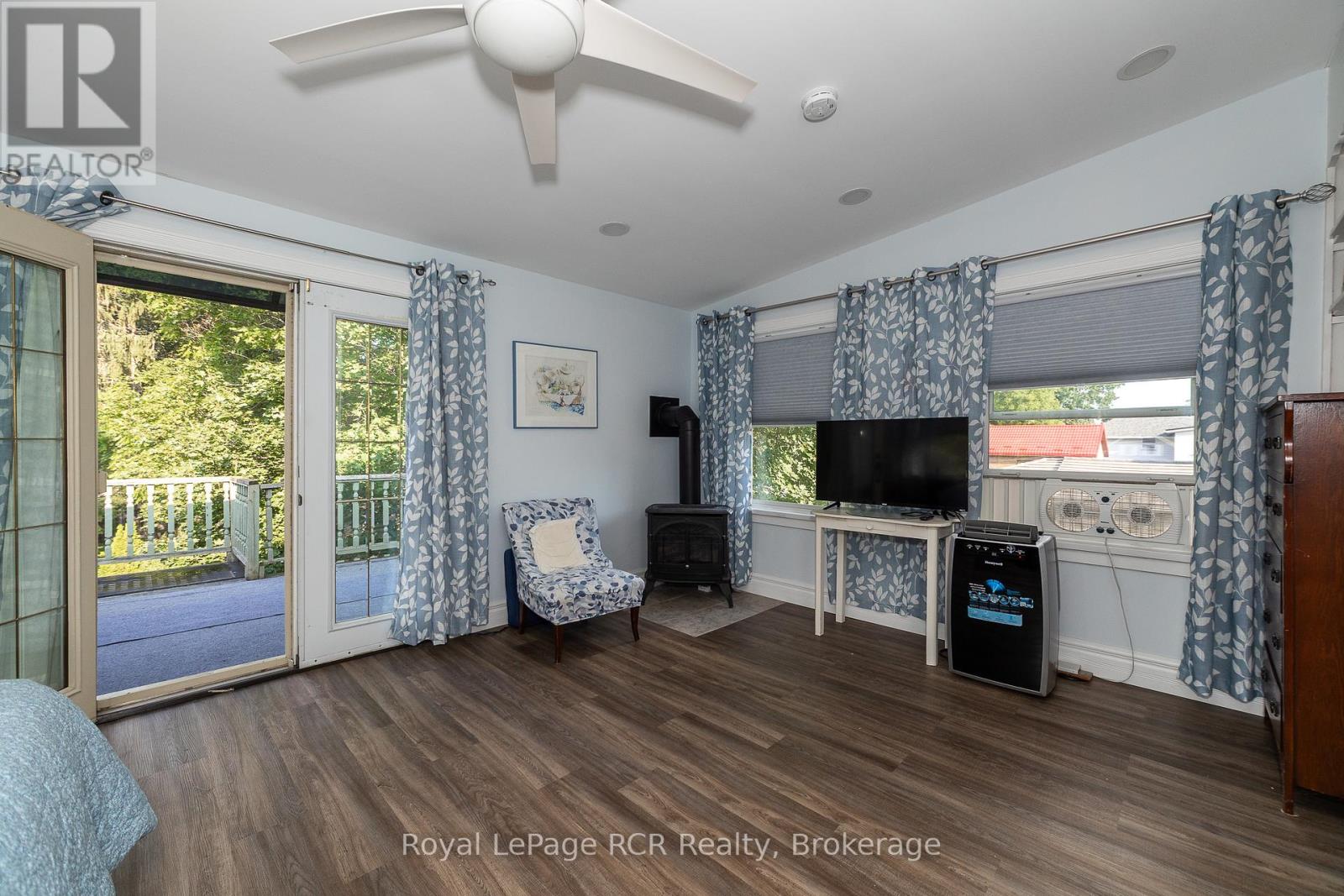 Photo 3 of 626 3rd Avenue E, Owen Sound ON