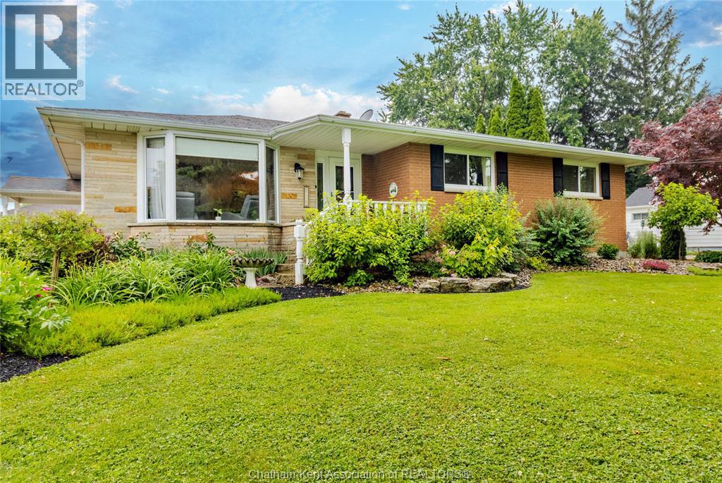 Photo 5 of 424 Gregory Drive East, Chatham ON