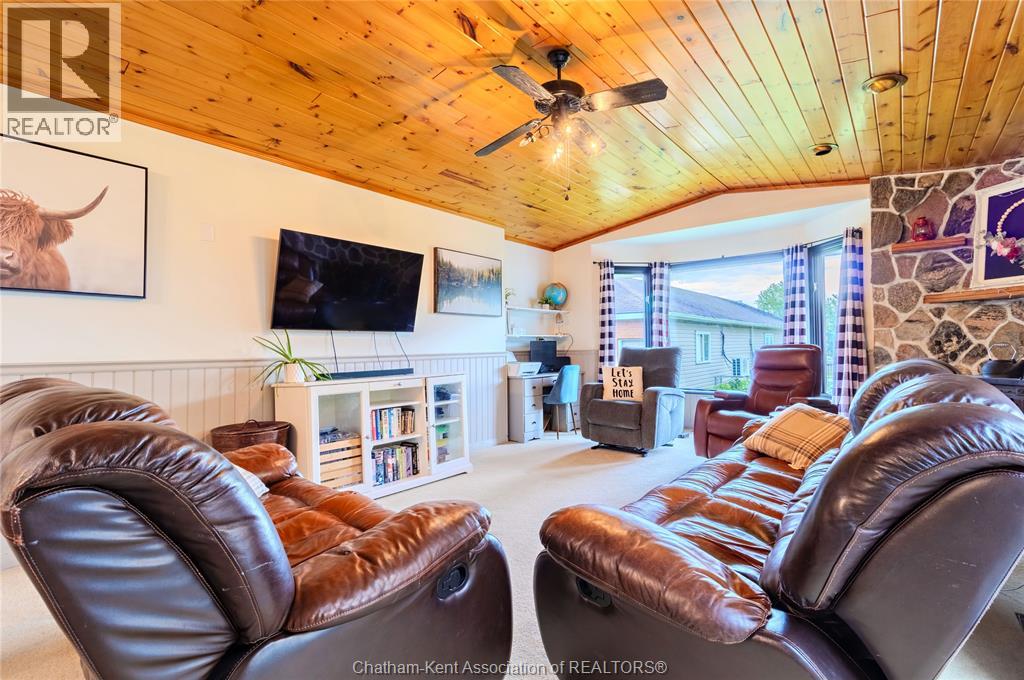 Photo 3 of 424 Gregory Drive East, Chatham ON