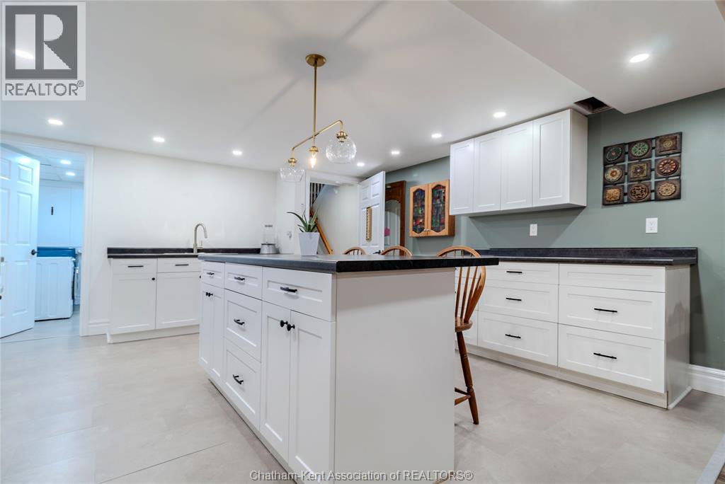 Photo 4 of 424 Gregory Drive East, Chatham ON