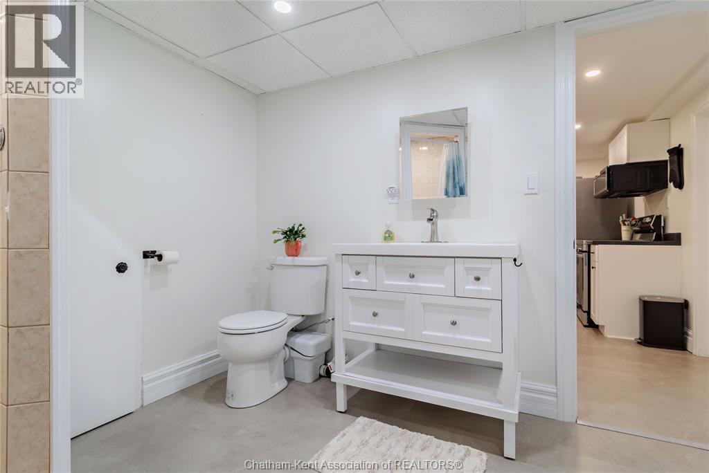 Photo 9 of 424 Gregory Drive East, Chatham ON