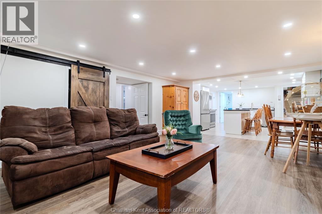Photo 2 of 424 Gregory Drive East, Chatham ON