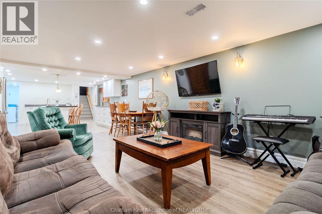 Photo 18 of 424 Gregory Drive East, Chatham ON