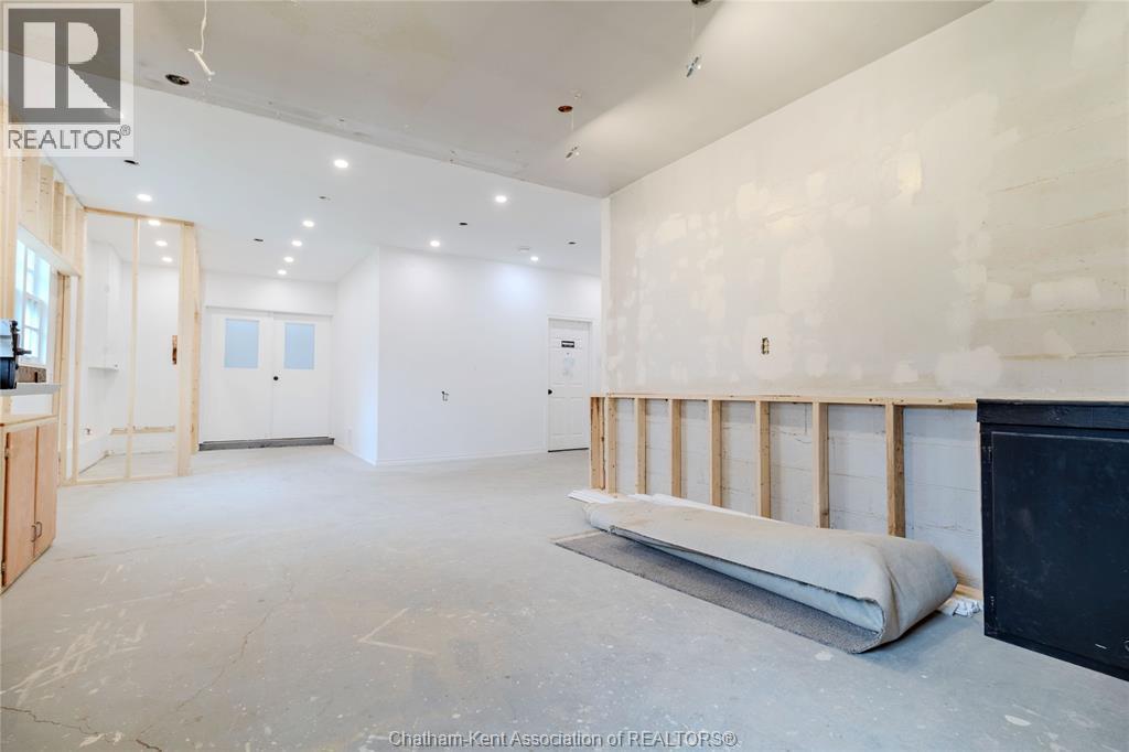 Photo 21 of 424 Gregory Drive East, Chatham ON