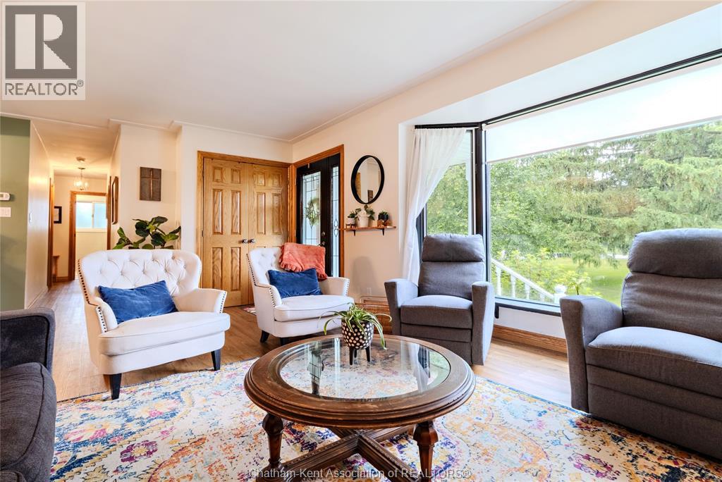 Photo 6 of 424 Gregory Drive East, Chatham ON