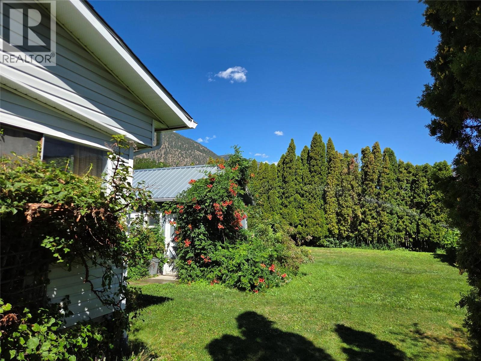 Photo 2 of 620 12 Th Avenue, Keremeos BC