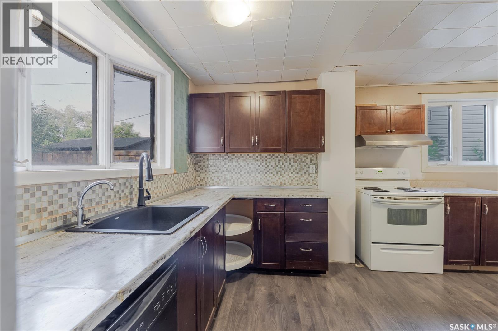 Photo 2 of 946 Stadacona Street W, Moose Jaw SK