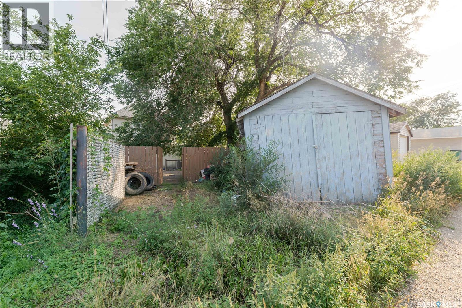 Photo 16 of 946 Stadacona Street W, Moose Jaw SK