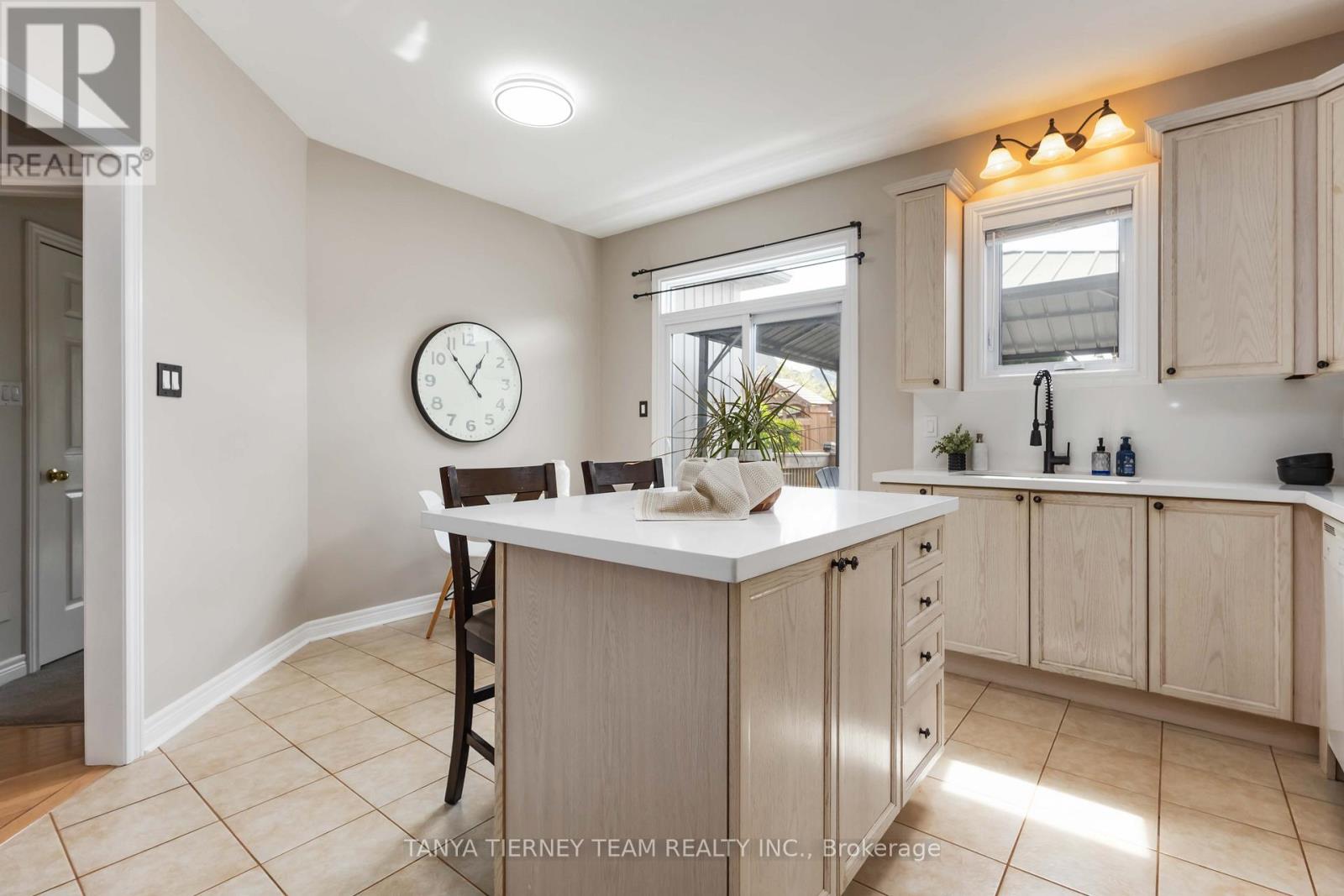 Photo 4 of 26 Wilshire Drive, Whitby ON