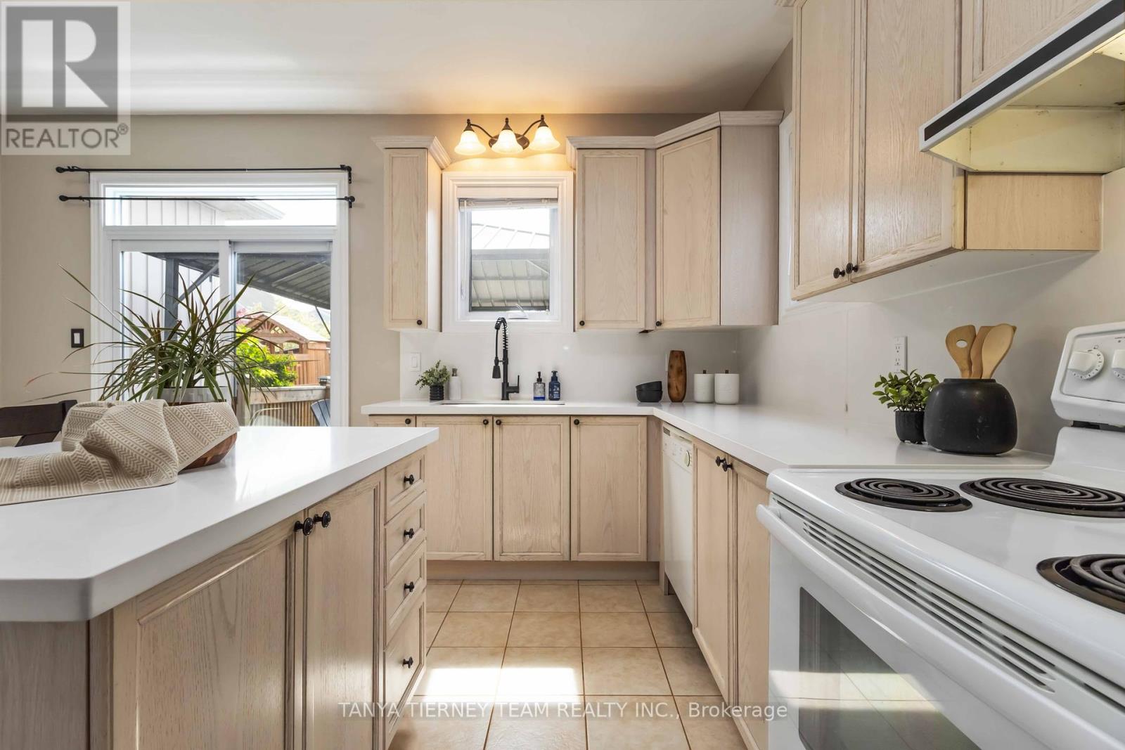Photo 40 of 26 Wilshire Drive, Whitby ON