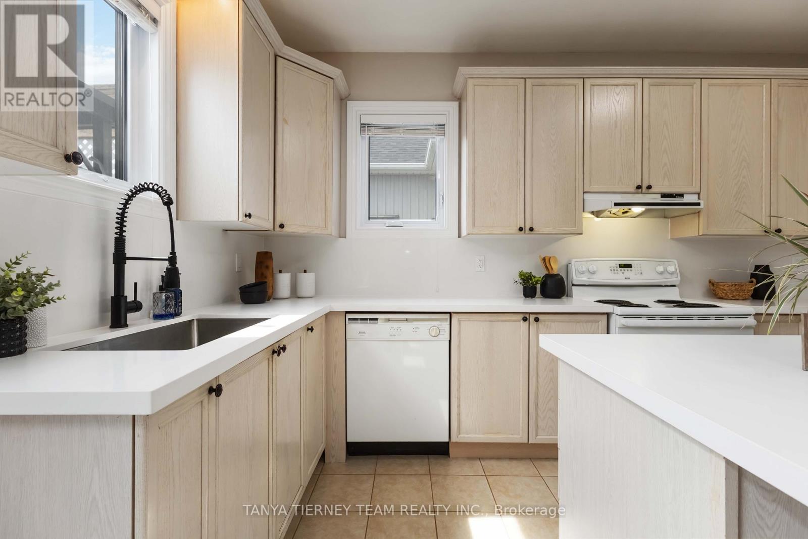 Photo 11 of 26 Wilshire Drive, Whitby ON