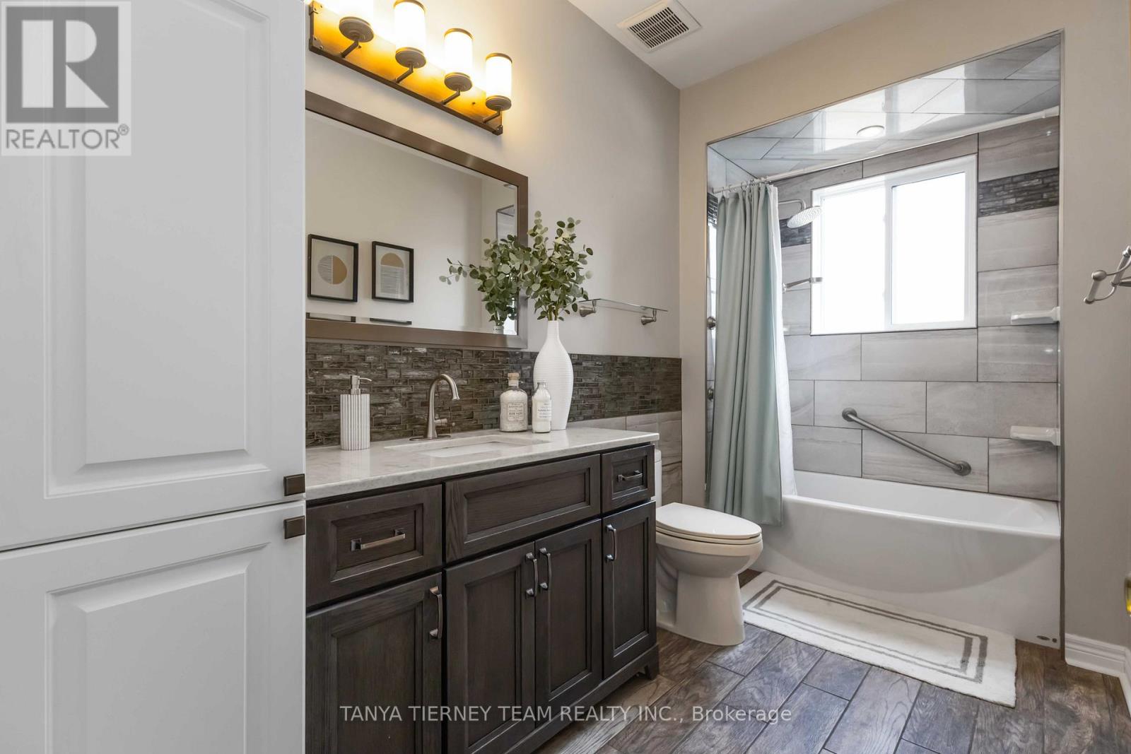 Photo 26 of 26 Wilshire Drive, Whitby ON