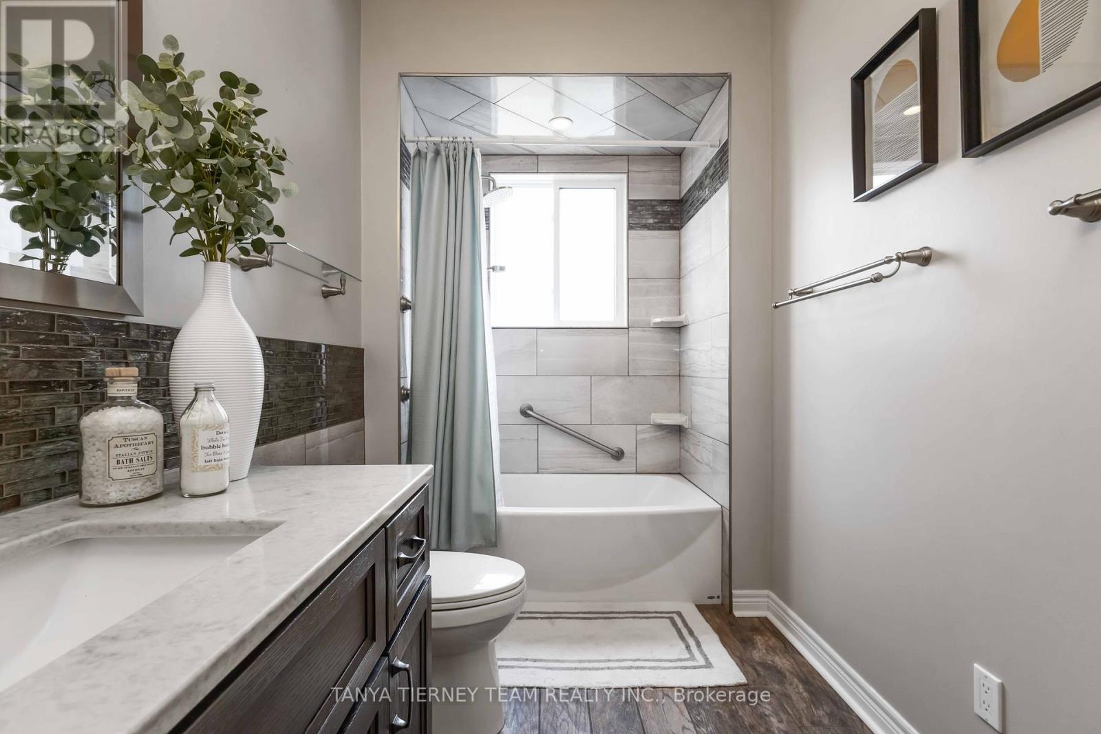Photo 12 of 26 Wilshire Drive, Whitby ON