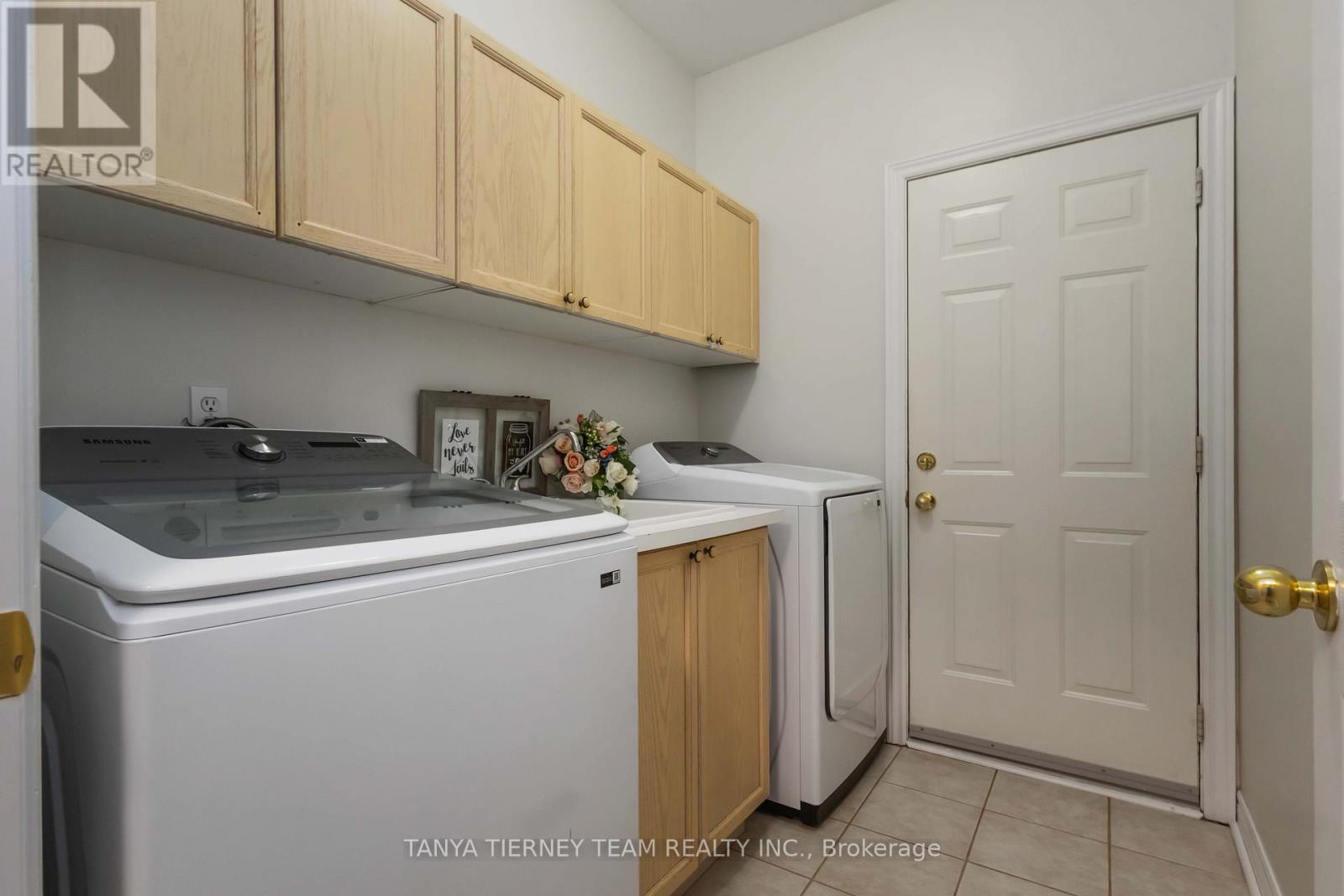 Photo 17 of 26 Wilshire Drive, Whitby ON