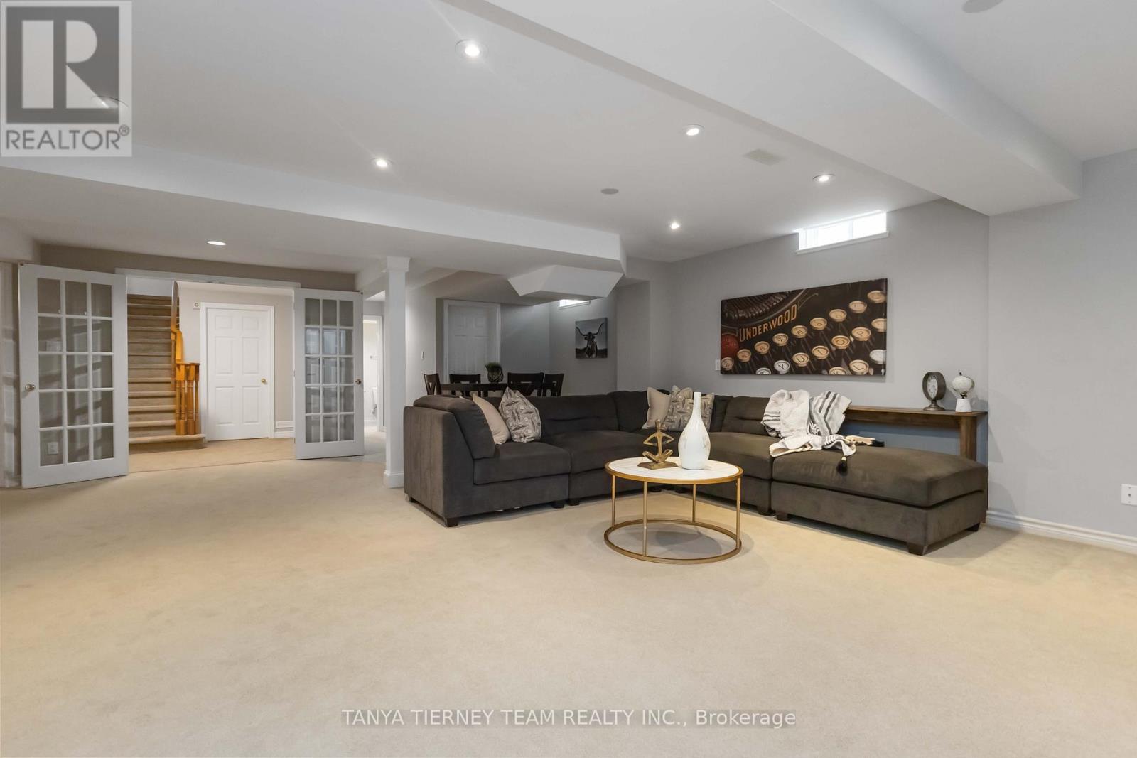 Photo 8 of 26 Wilshire Drive, Whitby ON