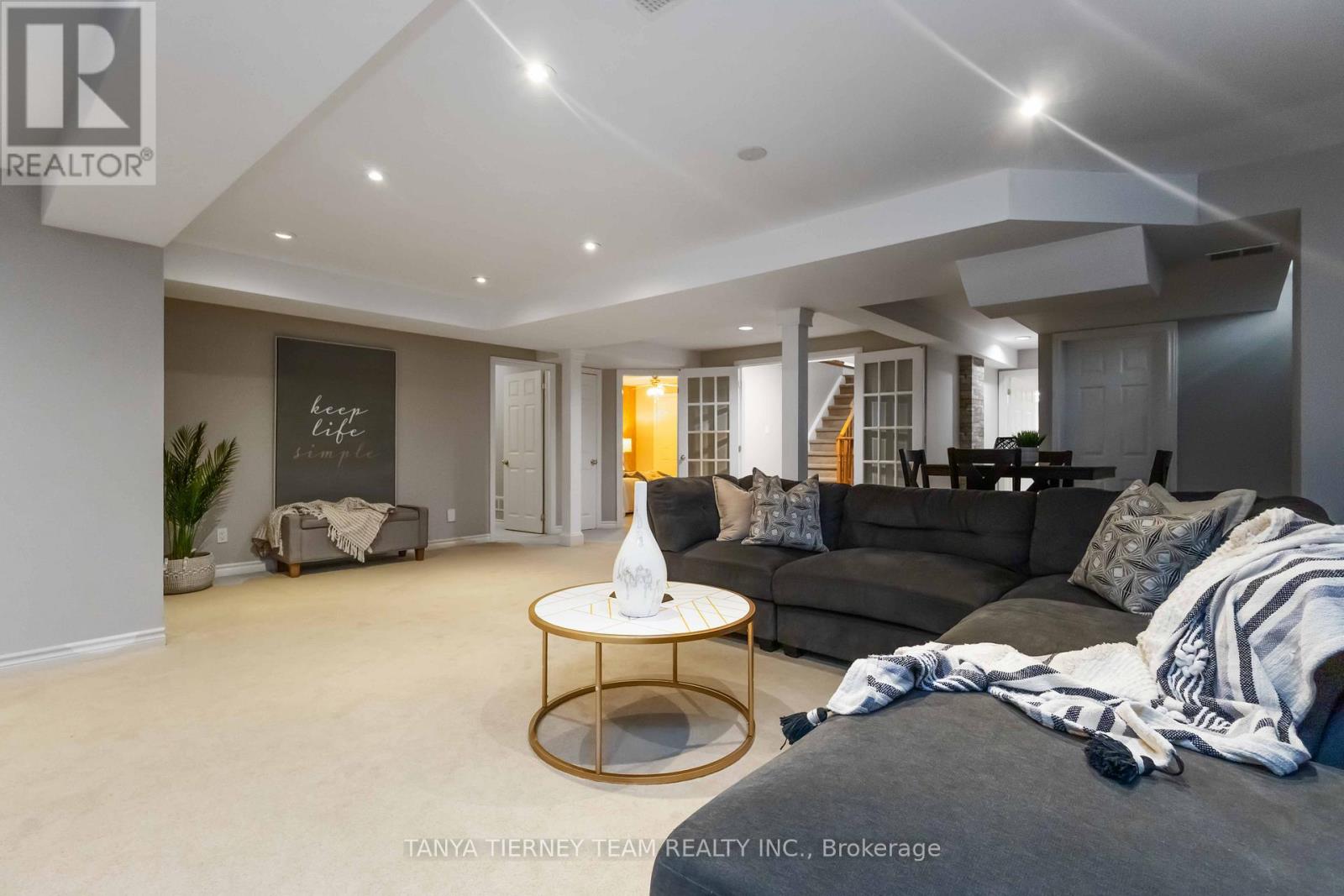 Photo 21 of 26 Wilshire Drive, Whitby ON