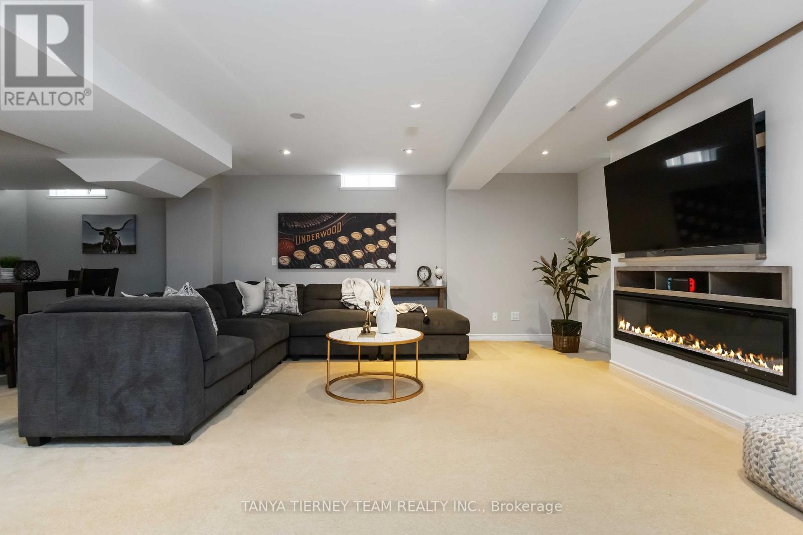 Photo 10 of 26 Wilshire Drive, Whitby ON
