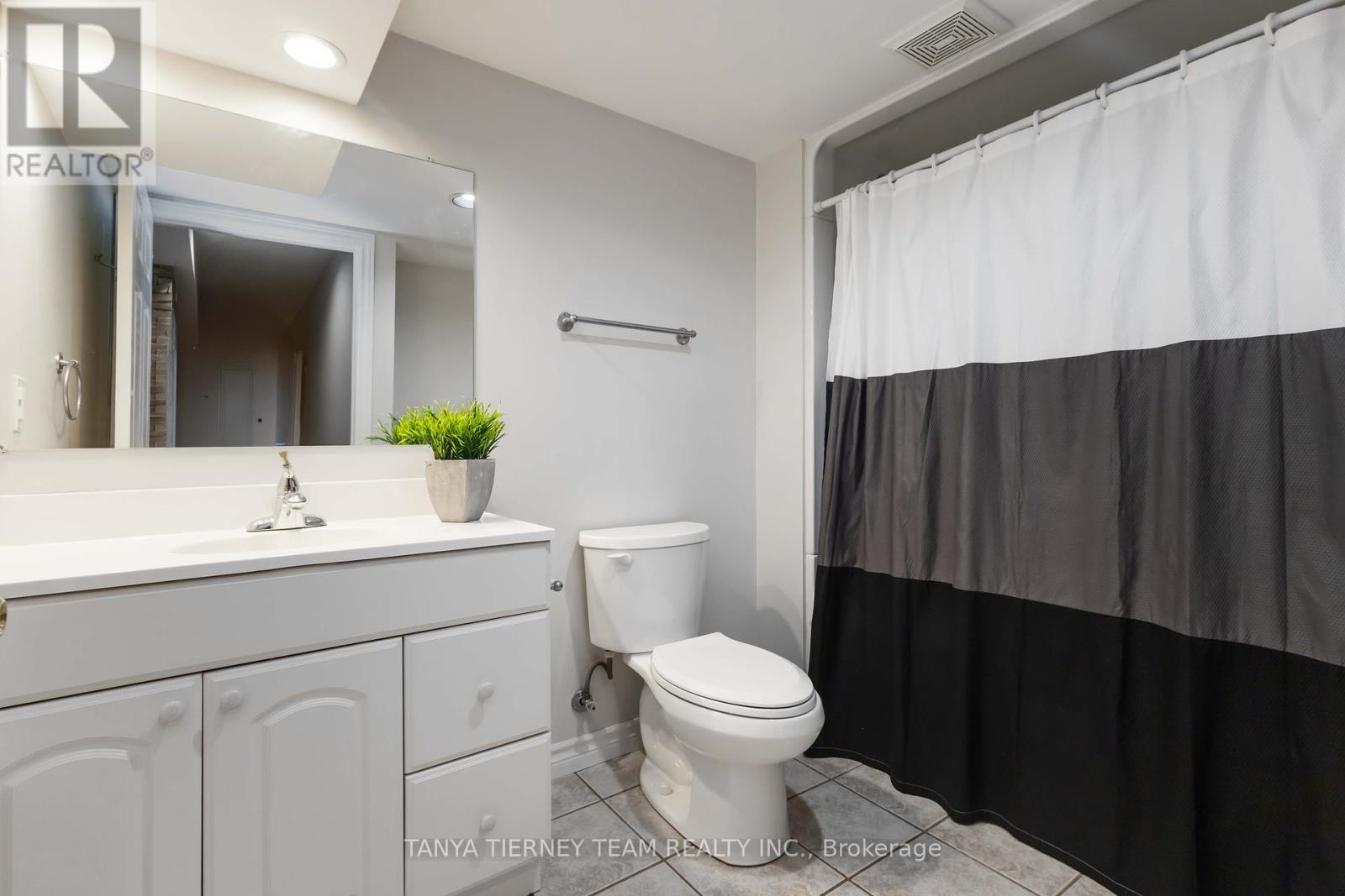 Photo 46 of 26 Wilshire Drive, Whitby ON