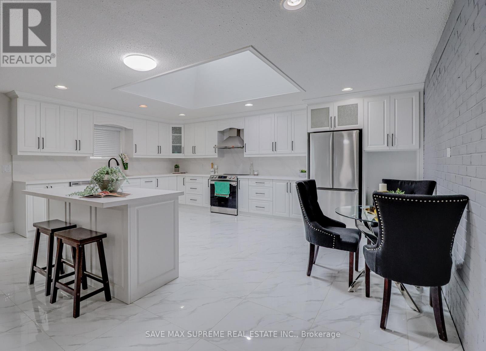 Photo 38 of 10 Curtiss Court, Barrie ON