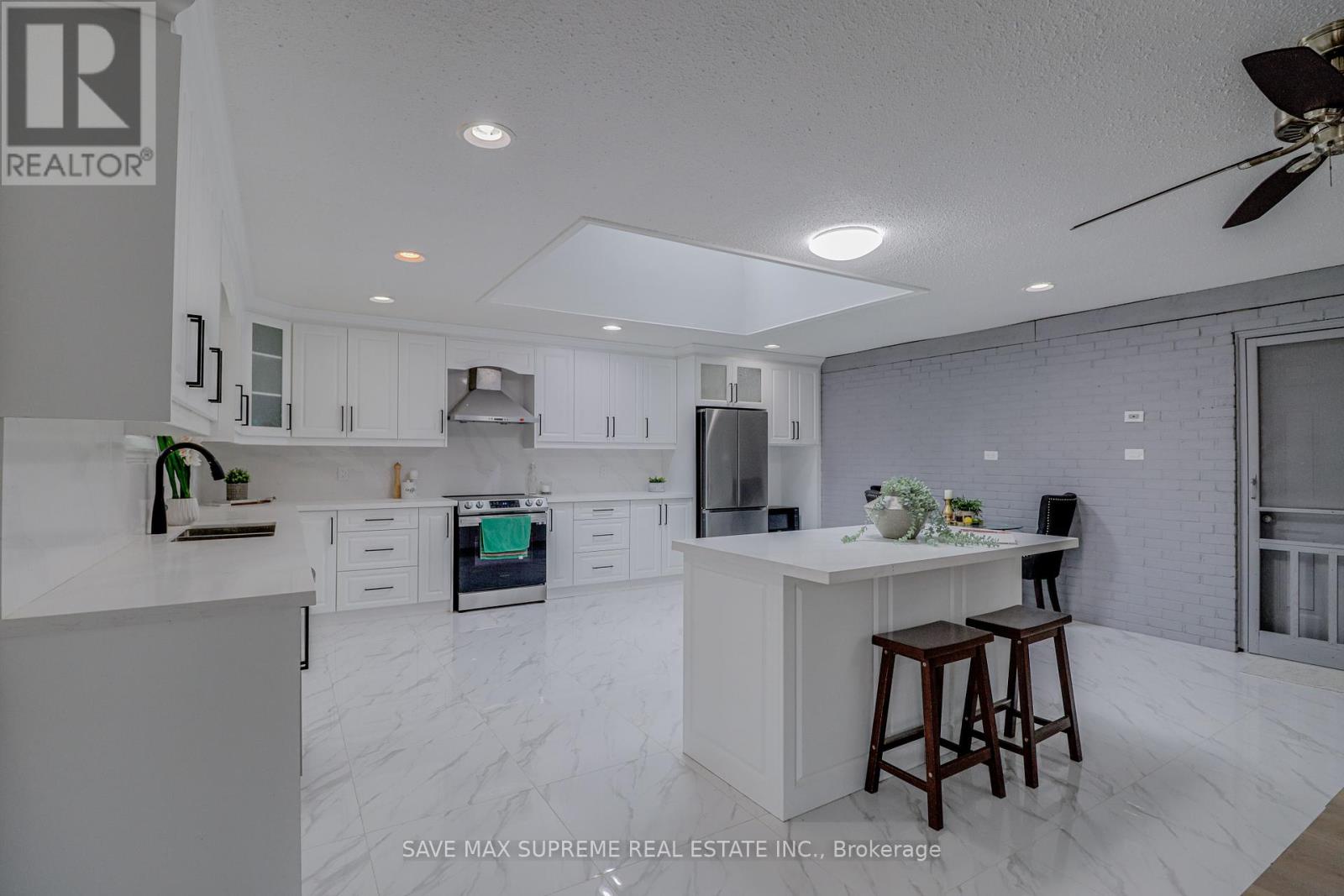 Photo 37 of 10 Curtiss Court, Barrie ON