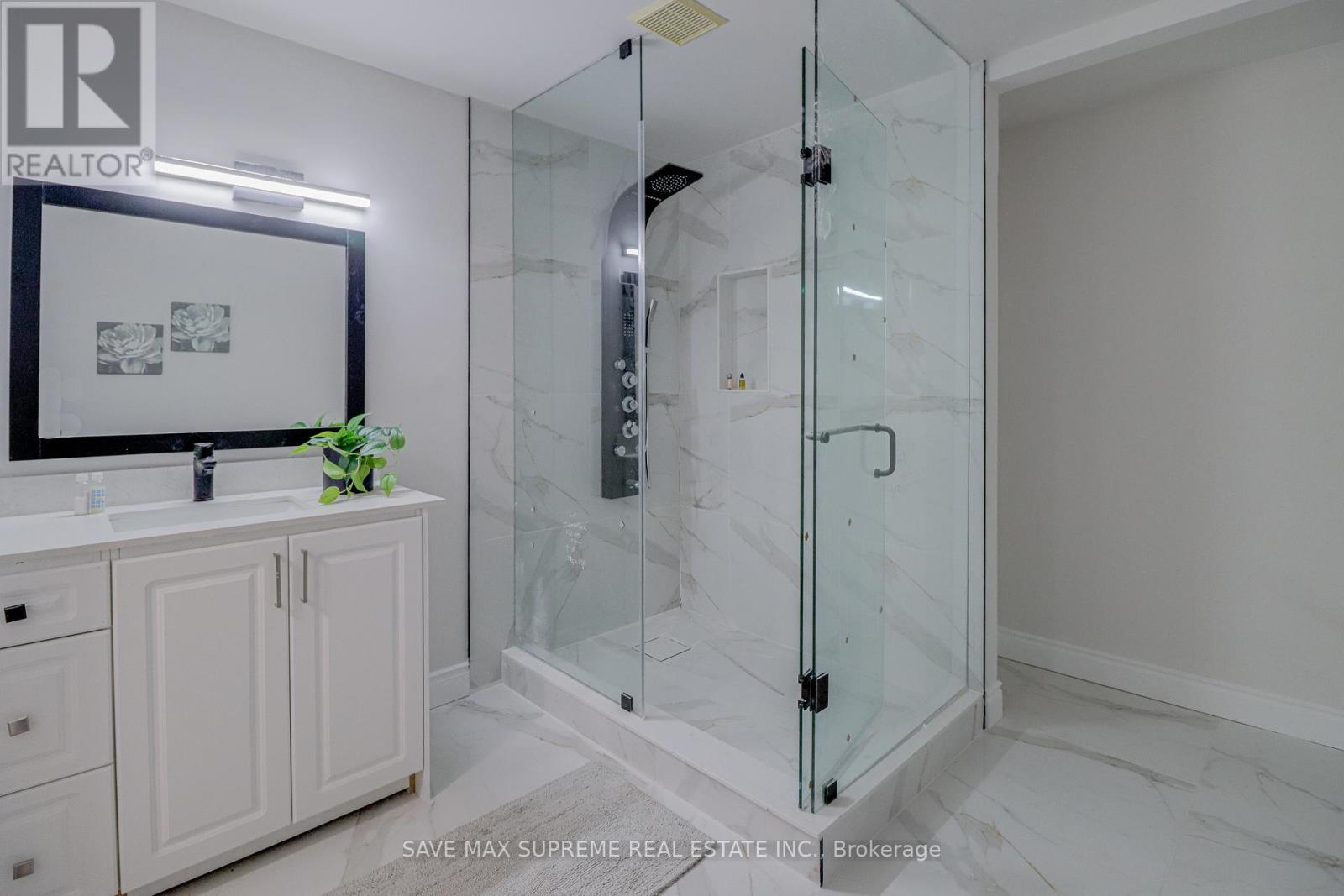 Photo 7 of 10 Curtiss Court, Barrie ON