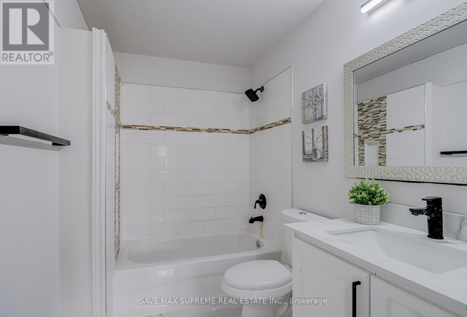 Photo 8 of 10 Curtiss Court, Barrie ON
