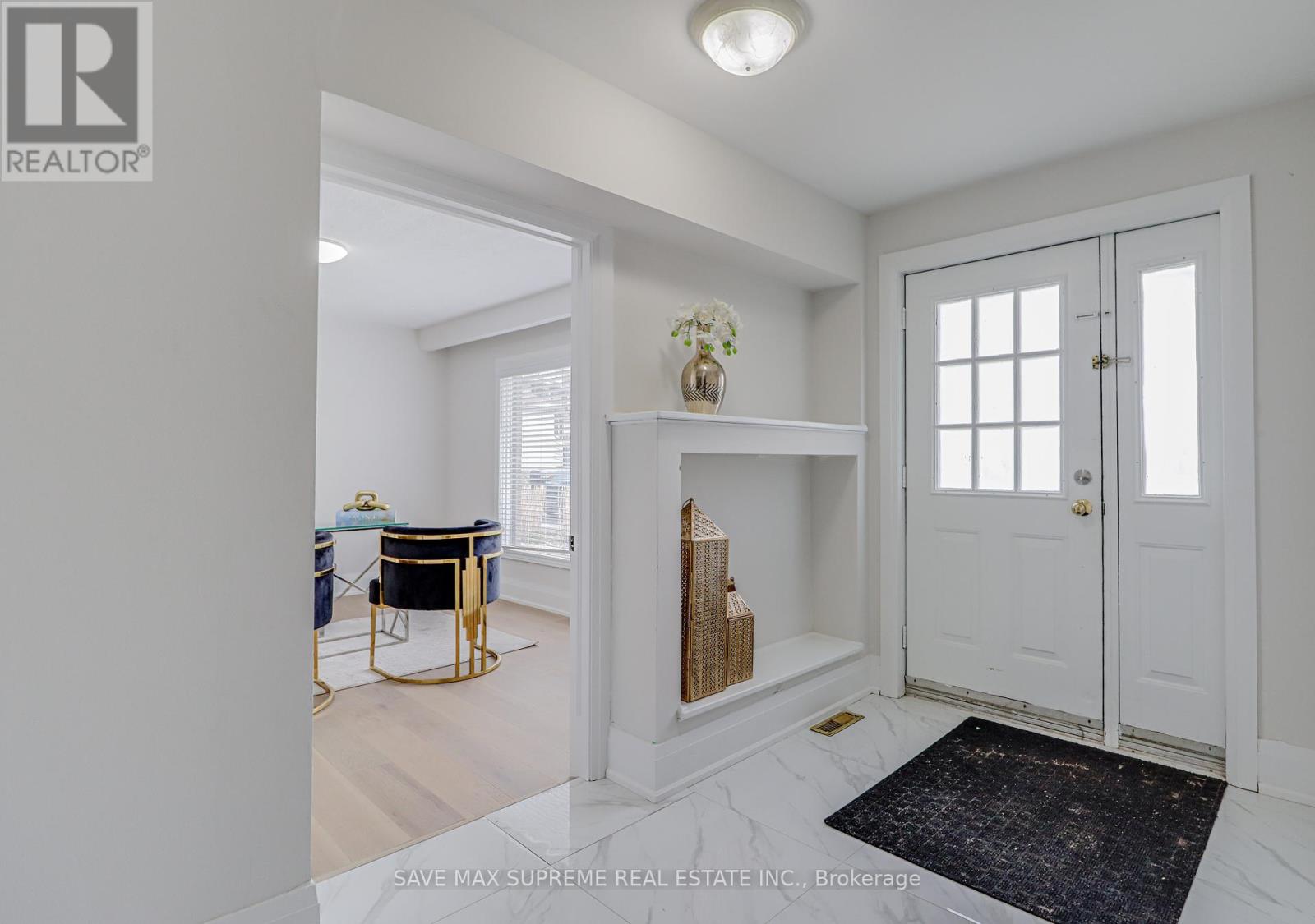 Photo 3 of 10 Curtiss Court, Barrie ON