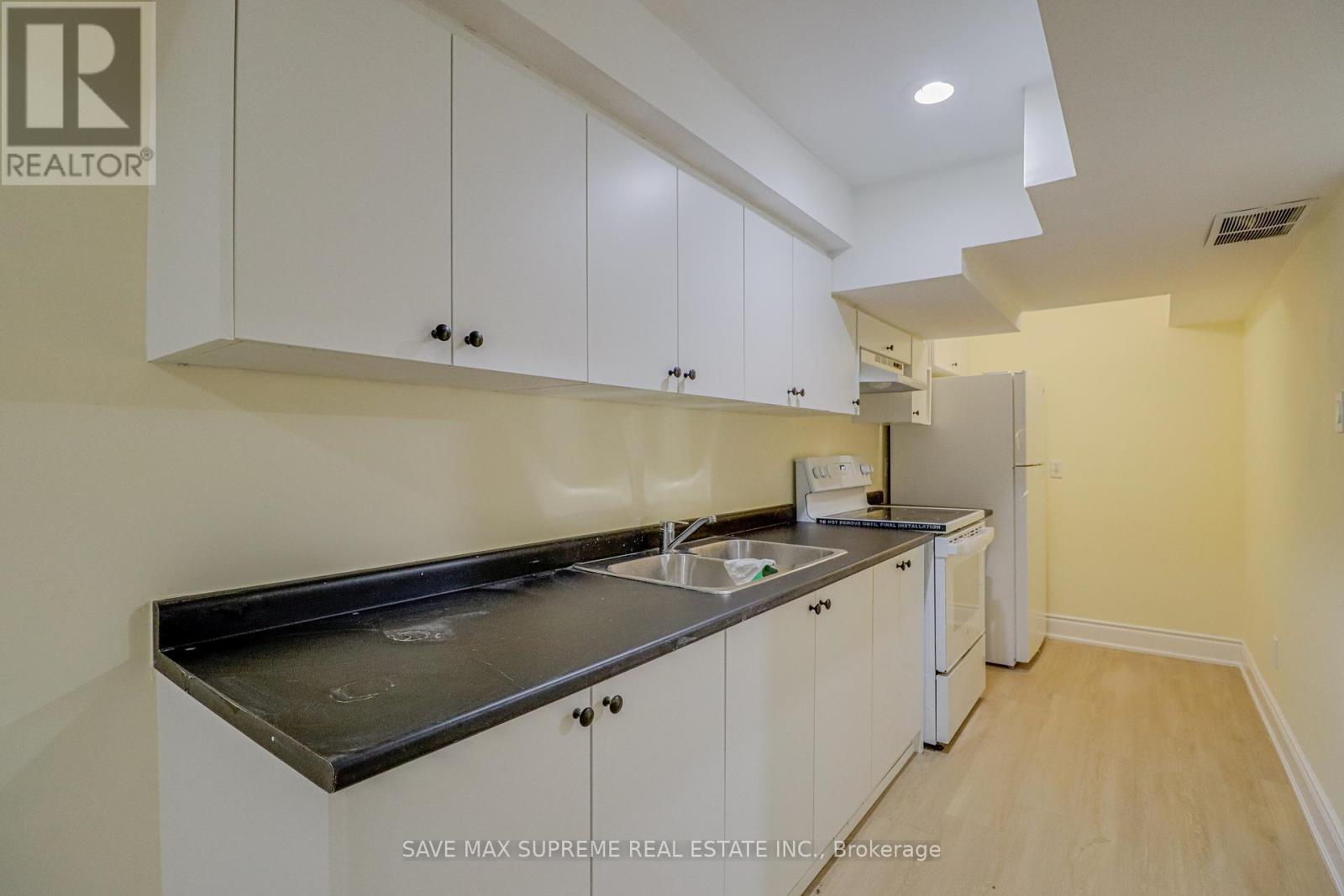 Photo 4 of 10 Curtiss Court, Barrie ON
