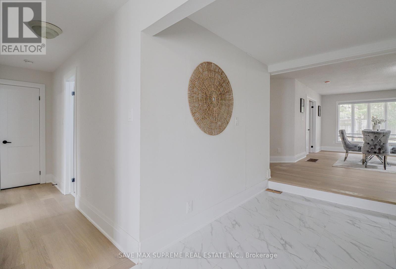 Photo 2 of 10 Curtiss Court, Barrie ON