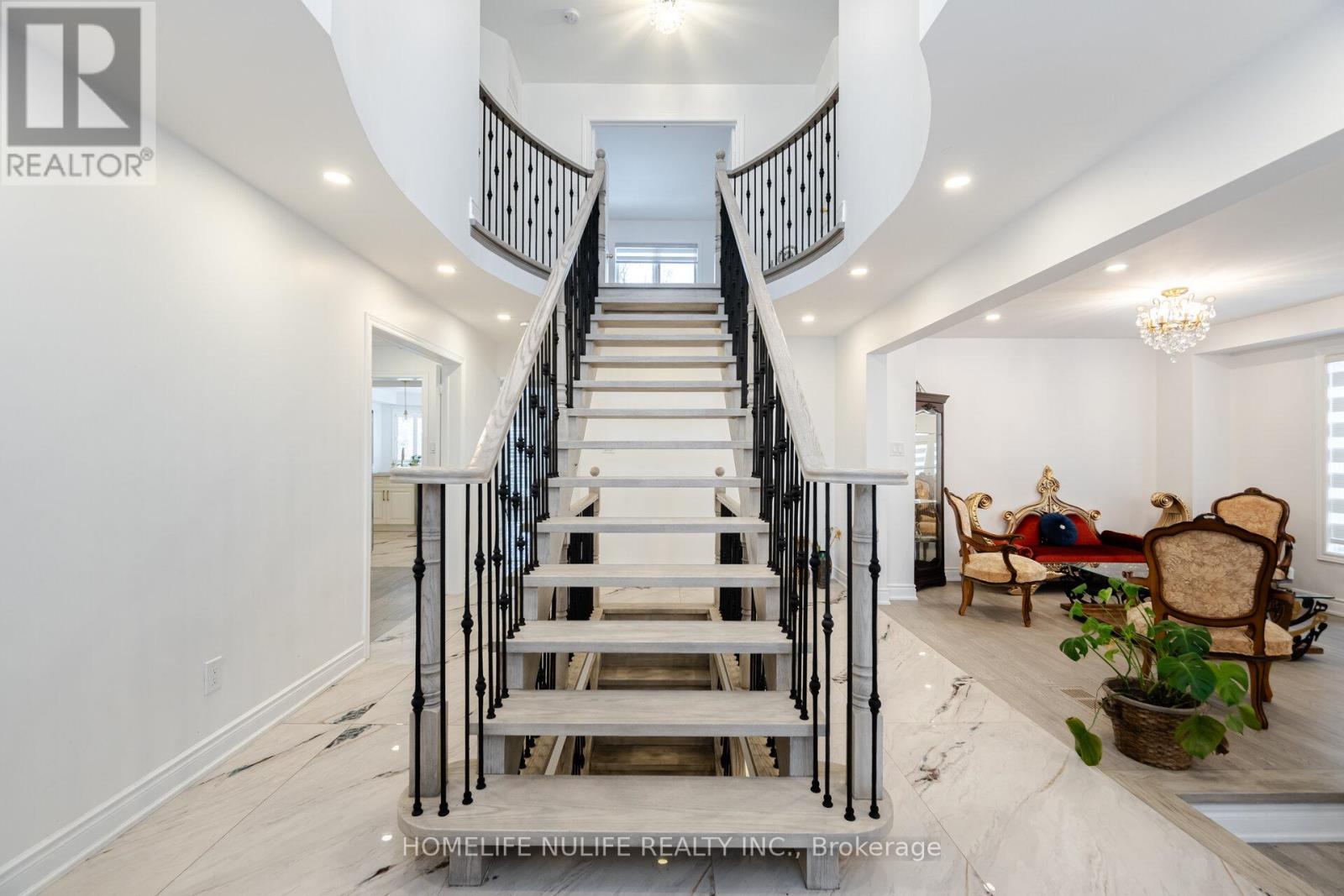 Photo 2 of 6150 Bankhead Court, Mississauga ON
