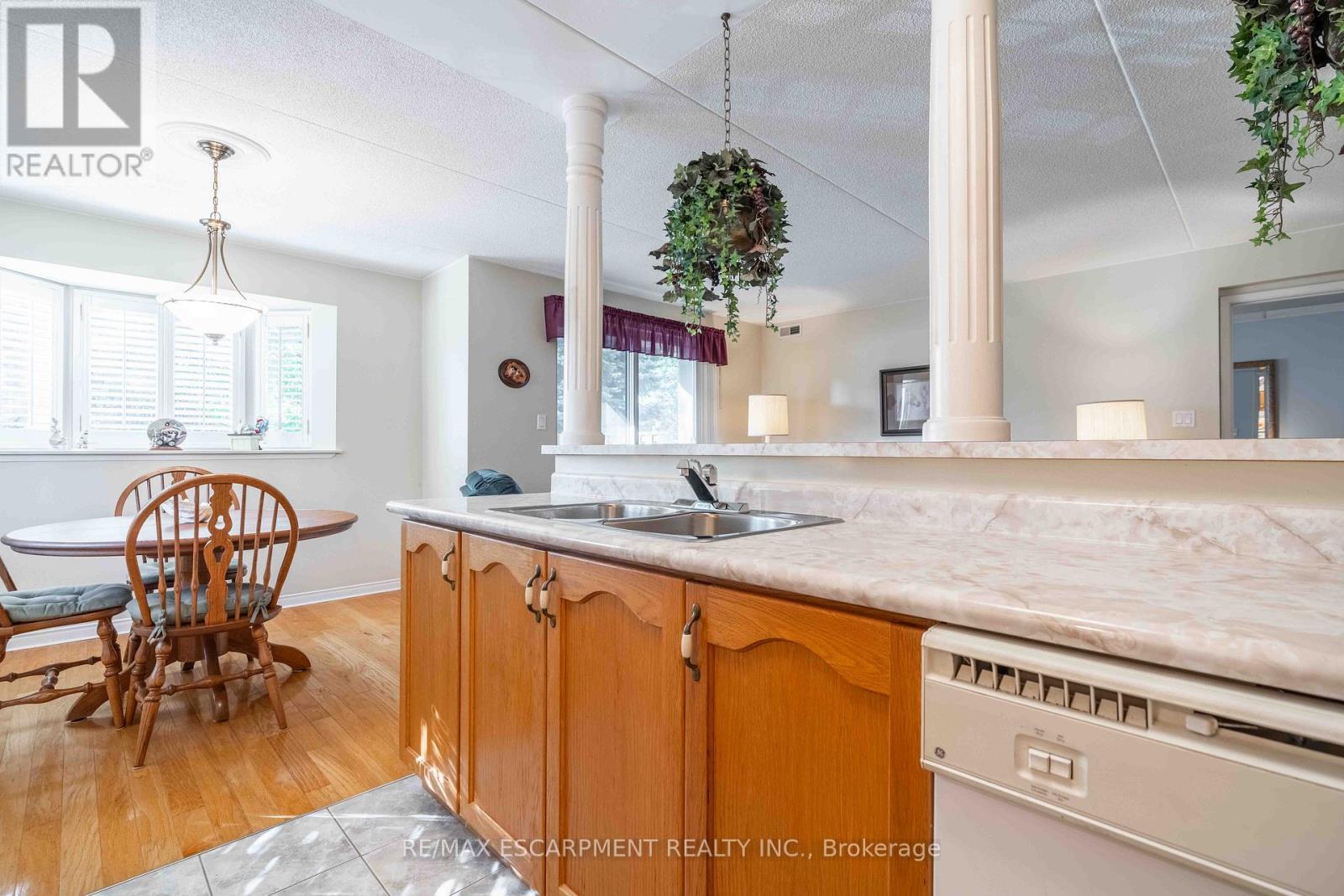 Photo 12 of 102 3499 Upper Middle Road, Burlington ON