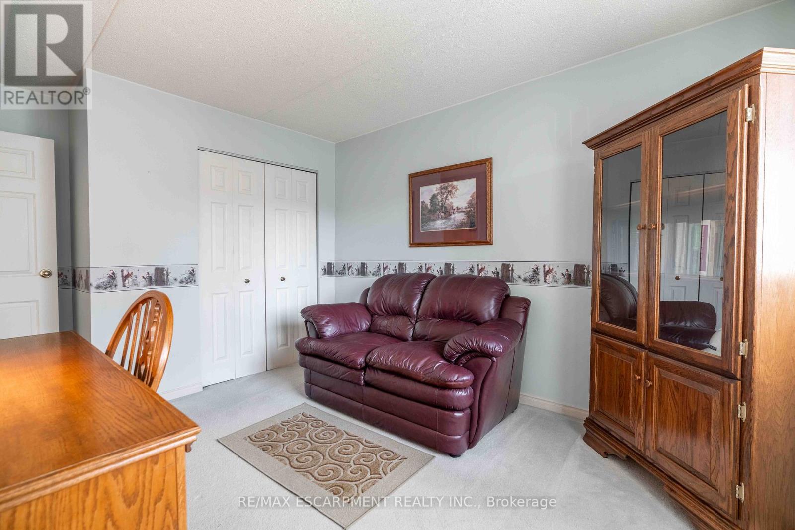 Photo 3 of 102 3499 Upper Middle Road, Burlington ON