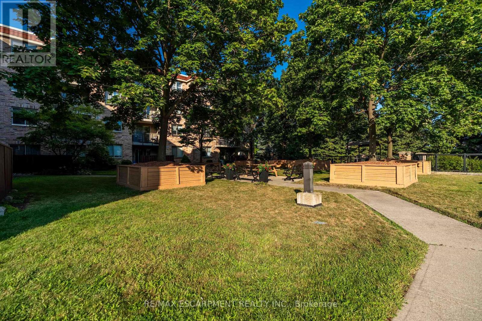 Photo 2 of 102 3499 Upper Middle Road, Burlington ON