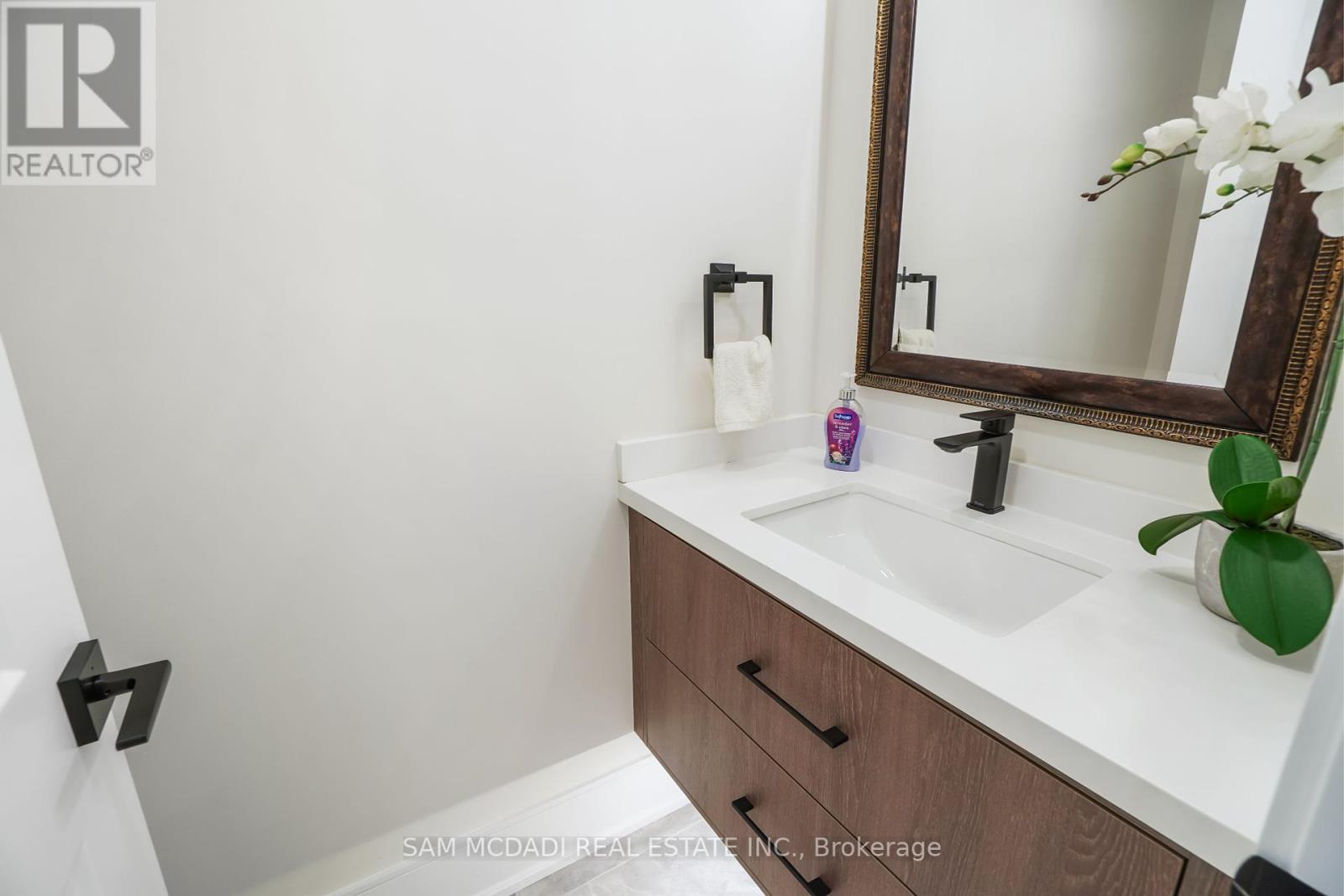 Photo 24 of 1882 Sherwood Forrest Circle, Mississauga ON