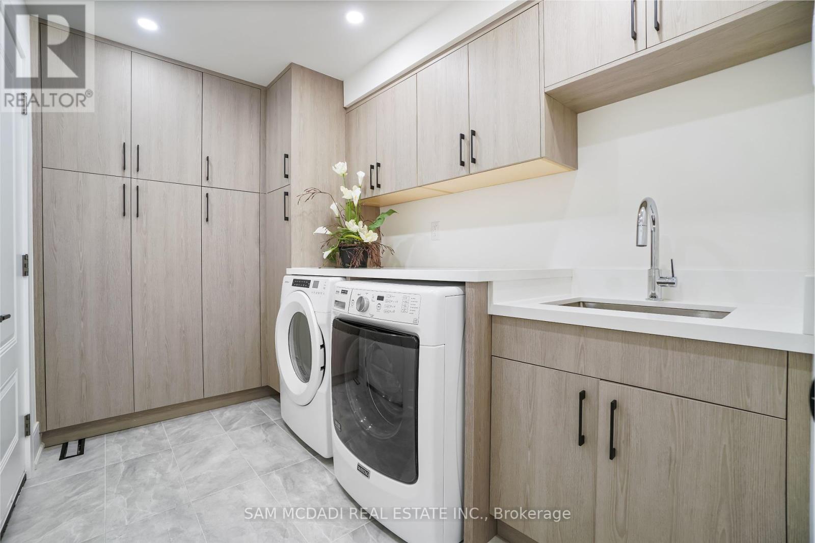 Photo 39 of 1882 Sherwood Forrest Circle, Mississauga ON